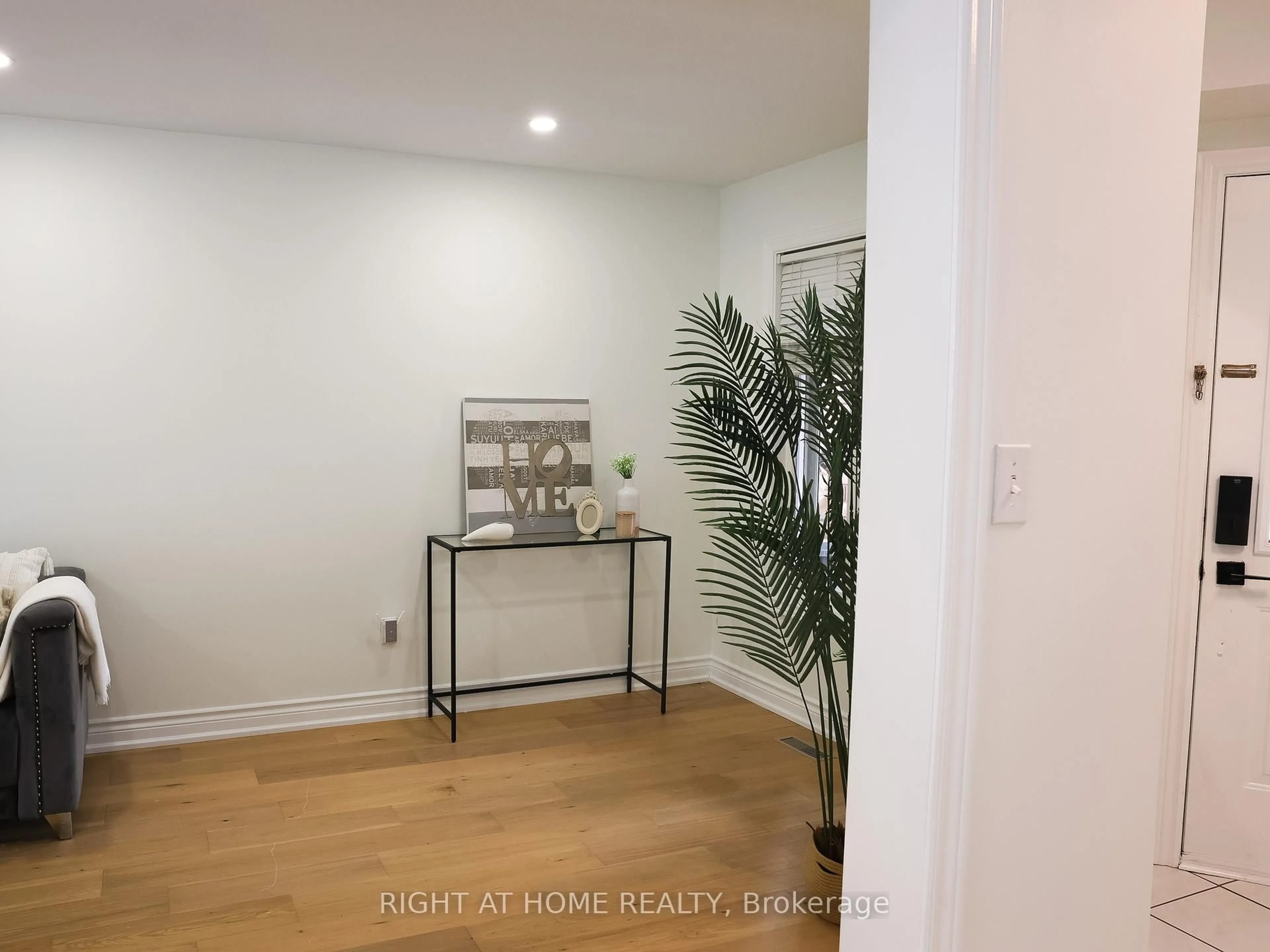 Indoor entryway for 7031 Graydon Crt, Mississauga Ontario L5N 7H4