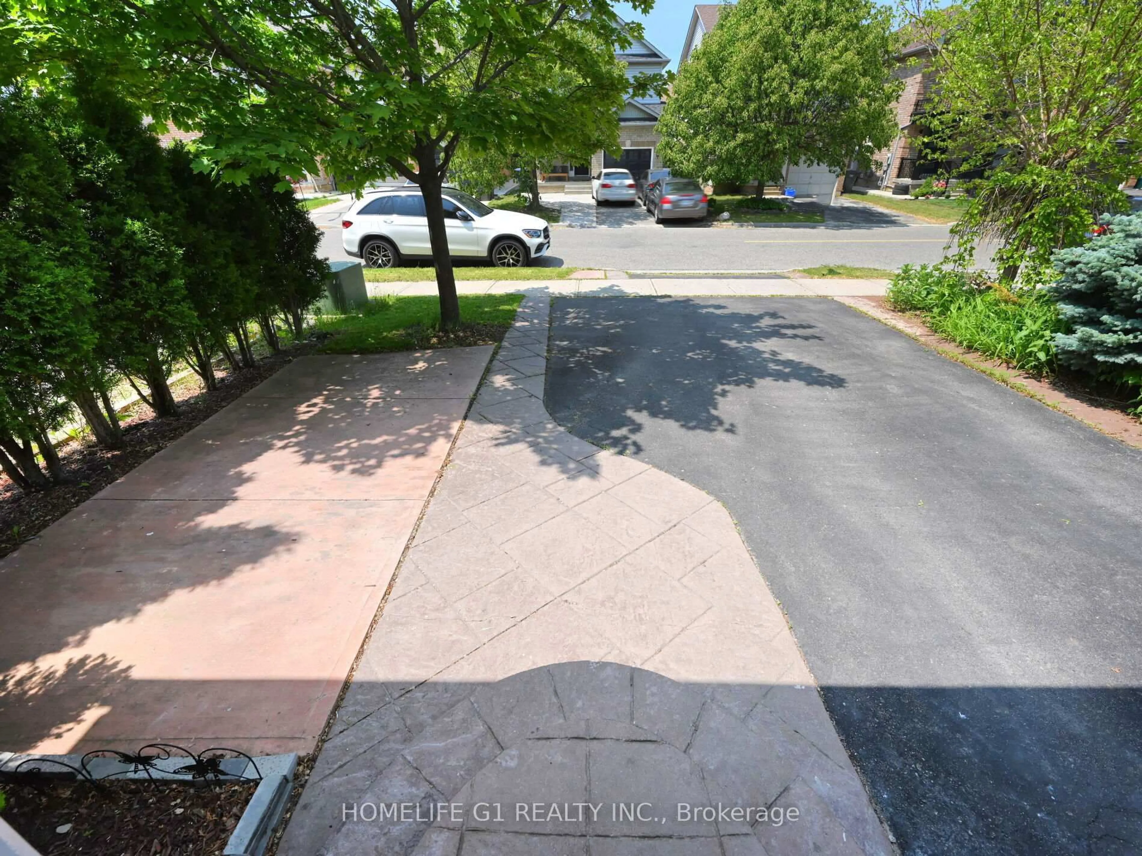 A pic from outside/outdoor area/front of a property/back of a property/a pic from drone, street for 8 Ridgemore Cres, Brampton Ontario L7A 2L6