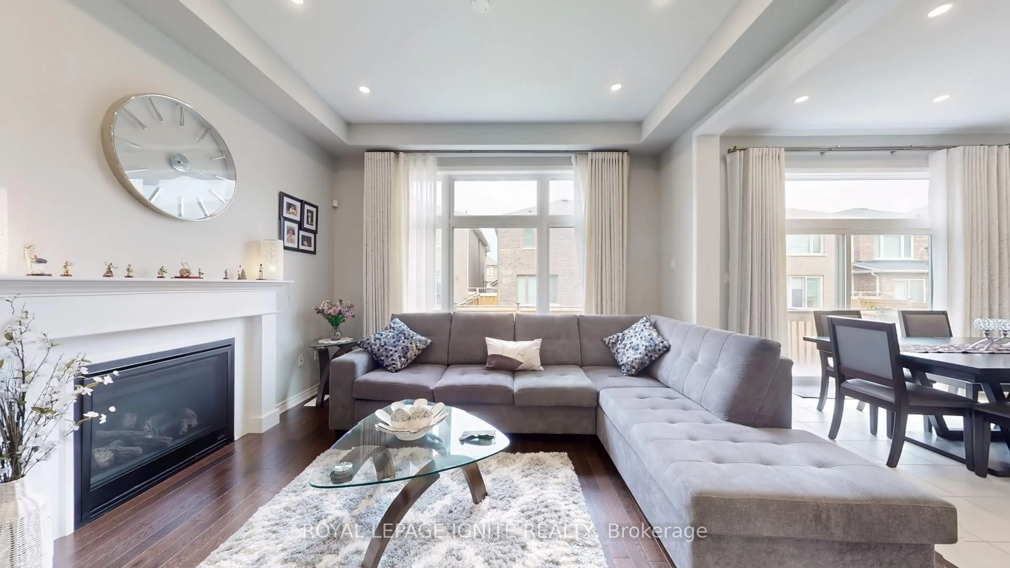 Living room with furniture, unknown for 546 Kennedy Circ, Milton Ontario L9T 7E7