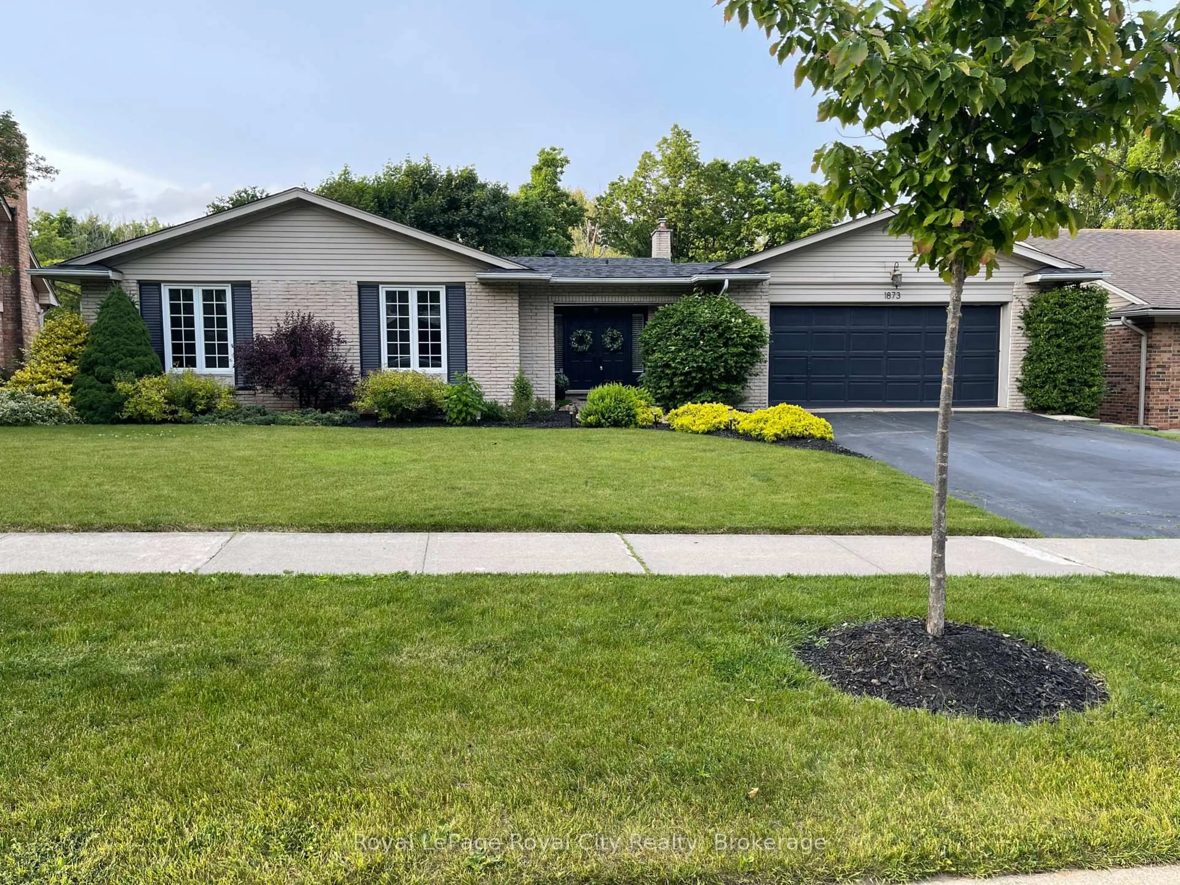 Home with vinyl exterior material, street for 1873 Four Seasons Dr, Burlington Ontario L7P 3B1