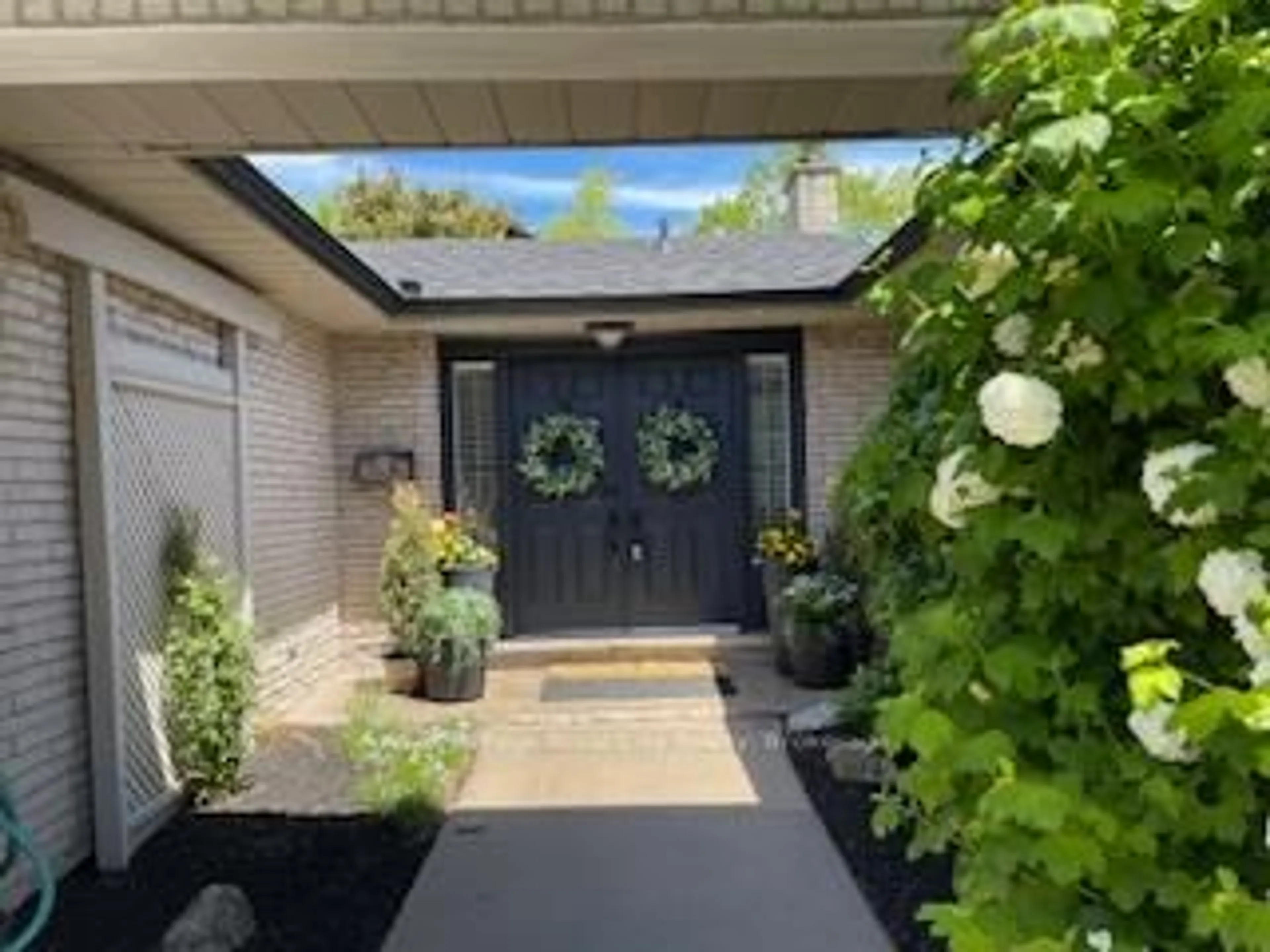 Indoor entryway for 1873 Four Seasons Dr, Burlington Ontario L7P 3B1