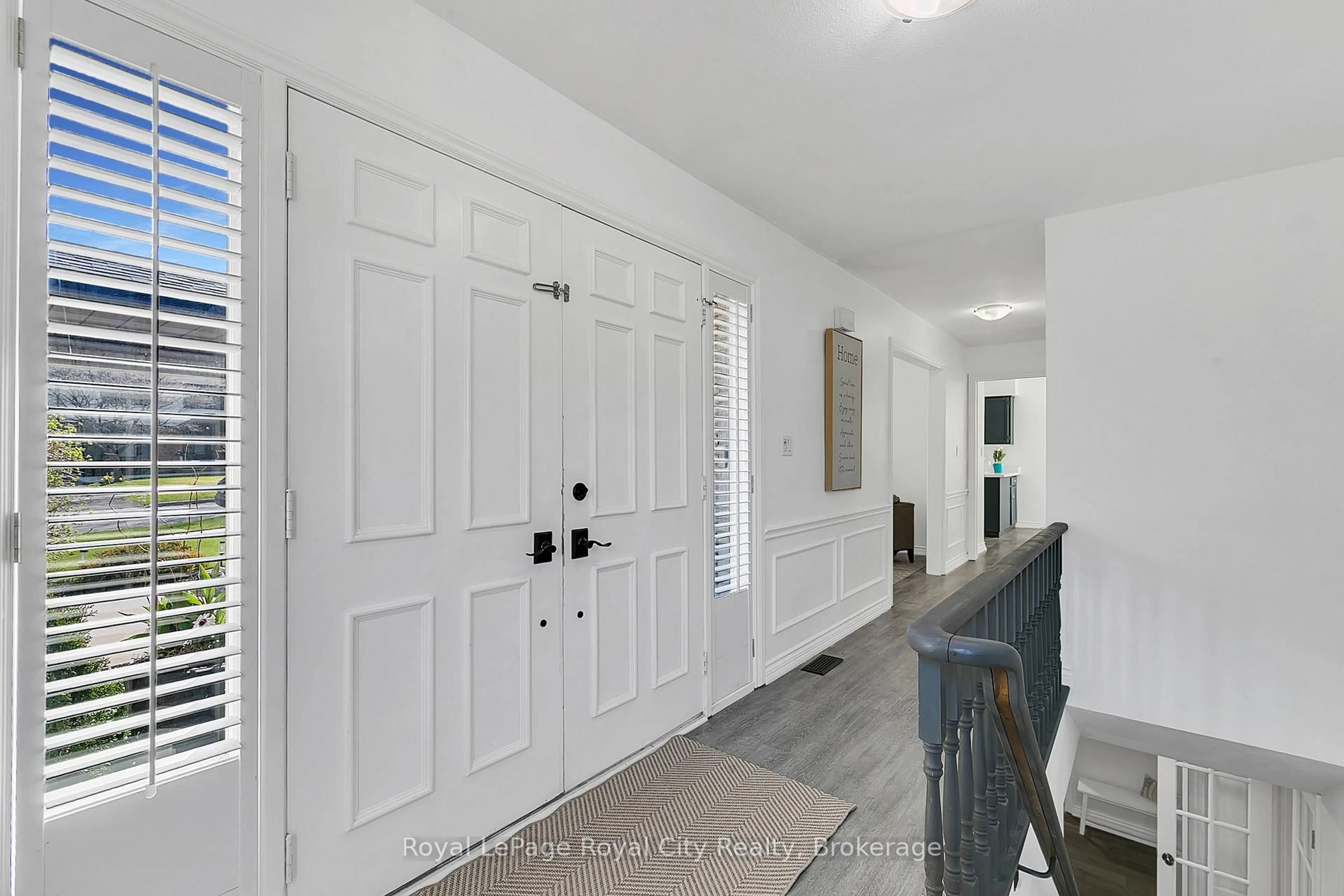 Indoor entryway for 1873 Four Seasons Dr, Burlington Ontario L7P 3B1