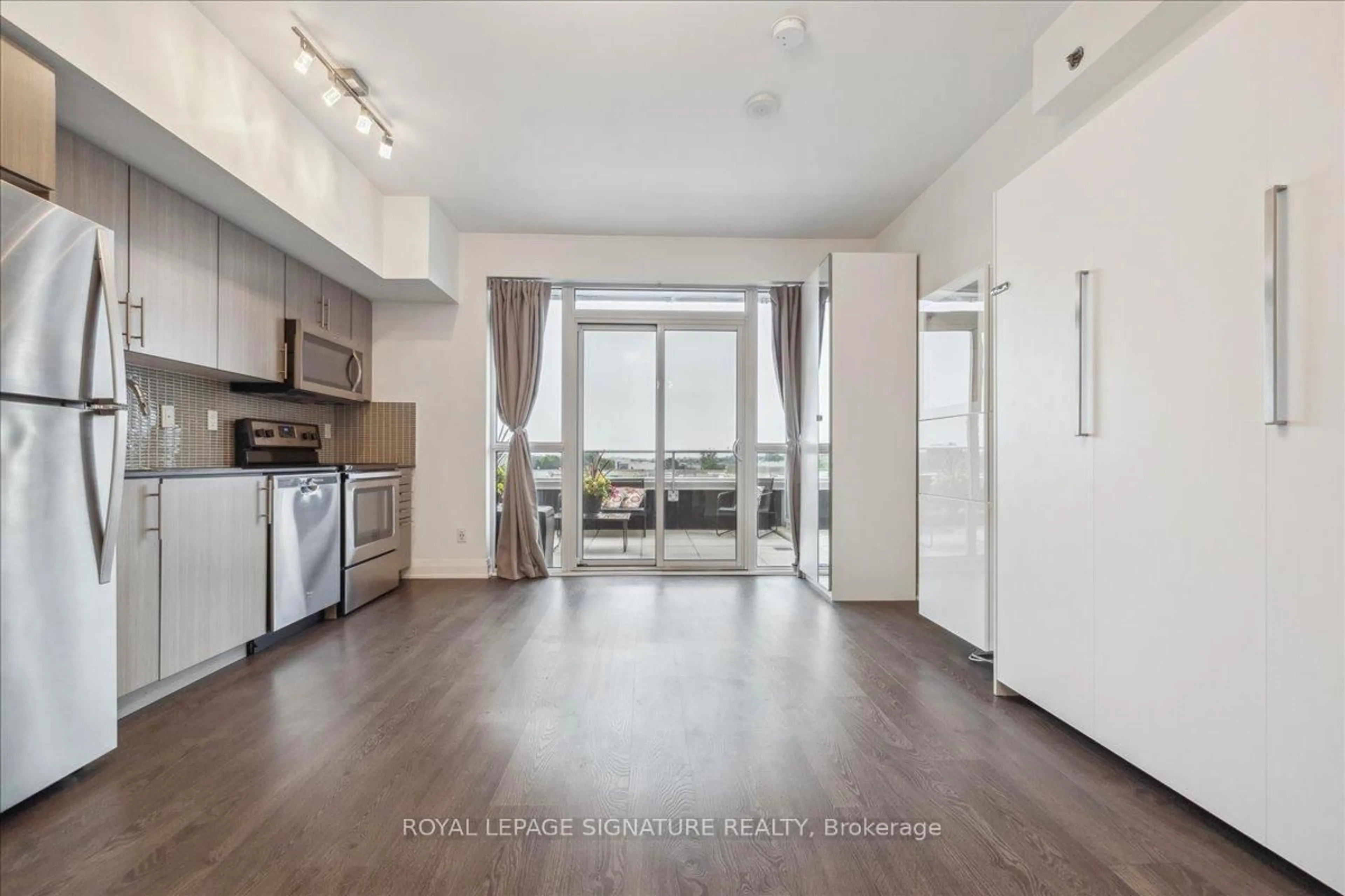 Open concept kitchen, wood/laminate floor for 55 Speers Rd #412, Oakville Ontario L6K 0H9