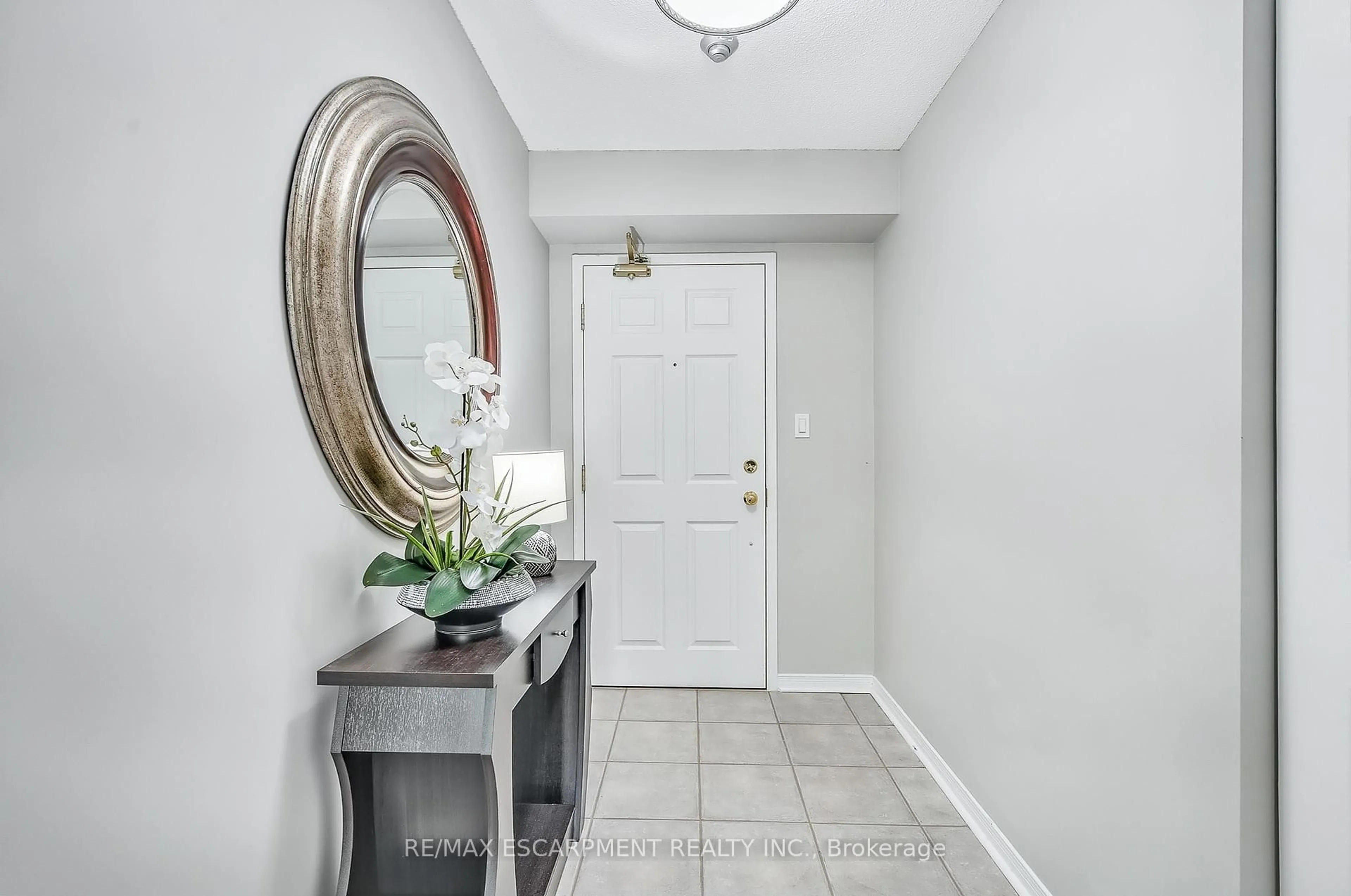 Indoor entryway for 216 Plains Rd #A405, Burlington Ontario L7T 2C3