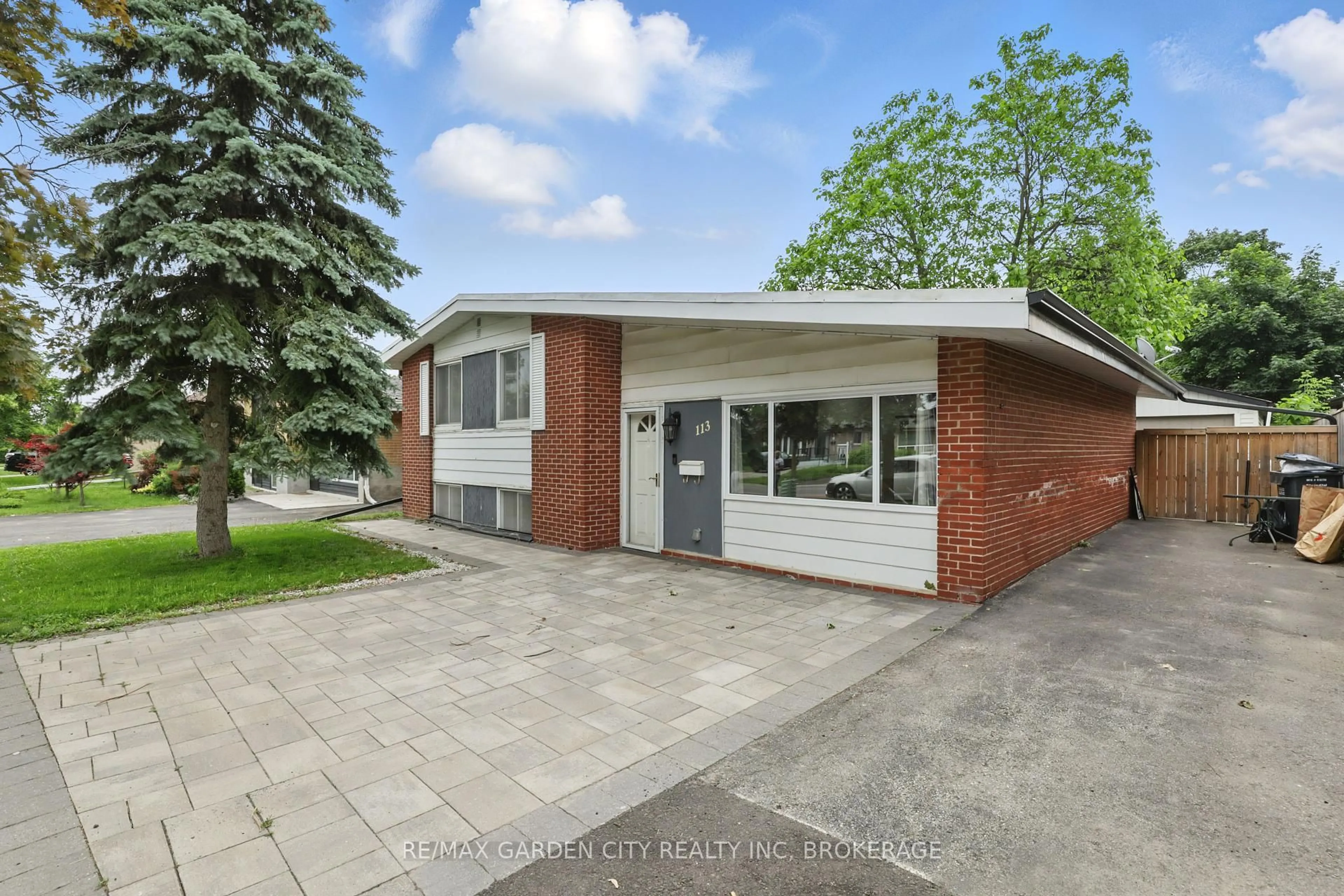 A pic from outside/outdoor area/front of a property/back of a property/a pic from drone, street for 113 Clarence St, Brampton Ontario L6W 1T1