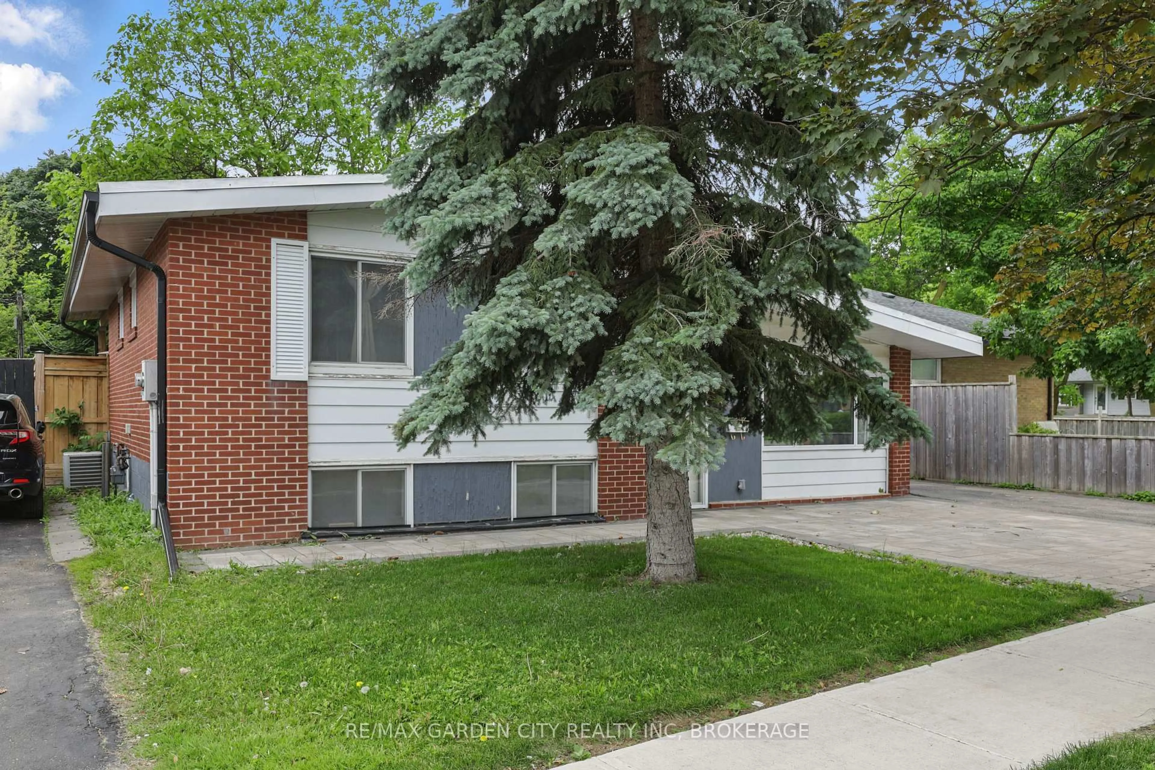 Home with brick exterior material, street for 113 Clarence St, Brampton Ontario L6W 1T1