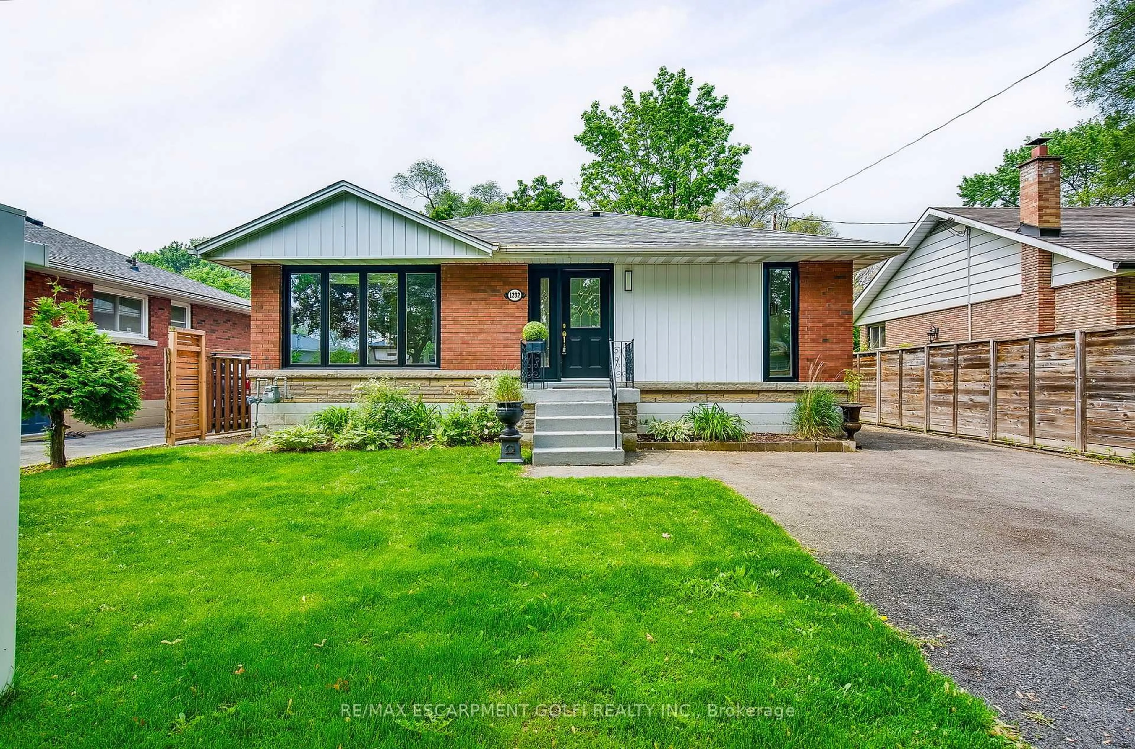 Home with brick exterior material, street for 1232 Homewood Dr, Burlington Ontario L7P 2M4