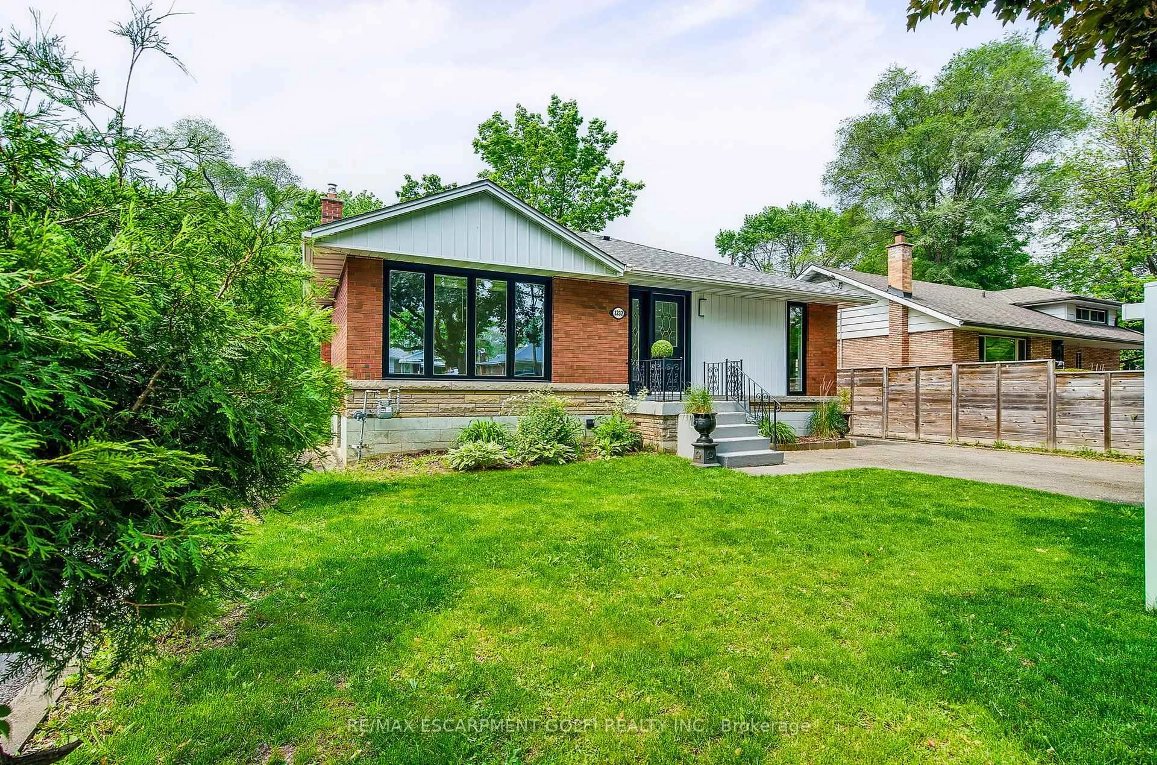 Home with brick exterior material, street for 1232 Homewood Dr, Burlington Ontario L7P 2M4