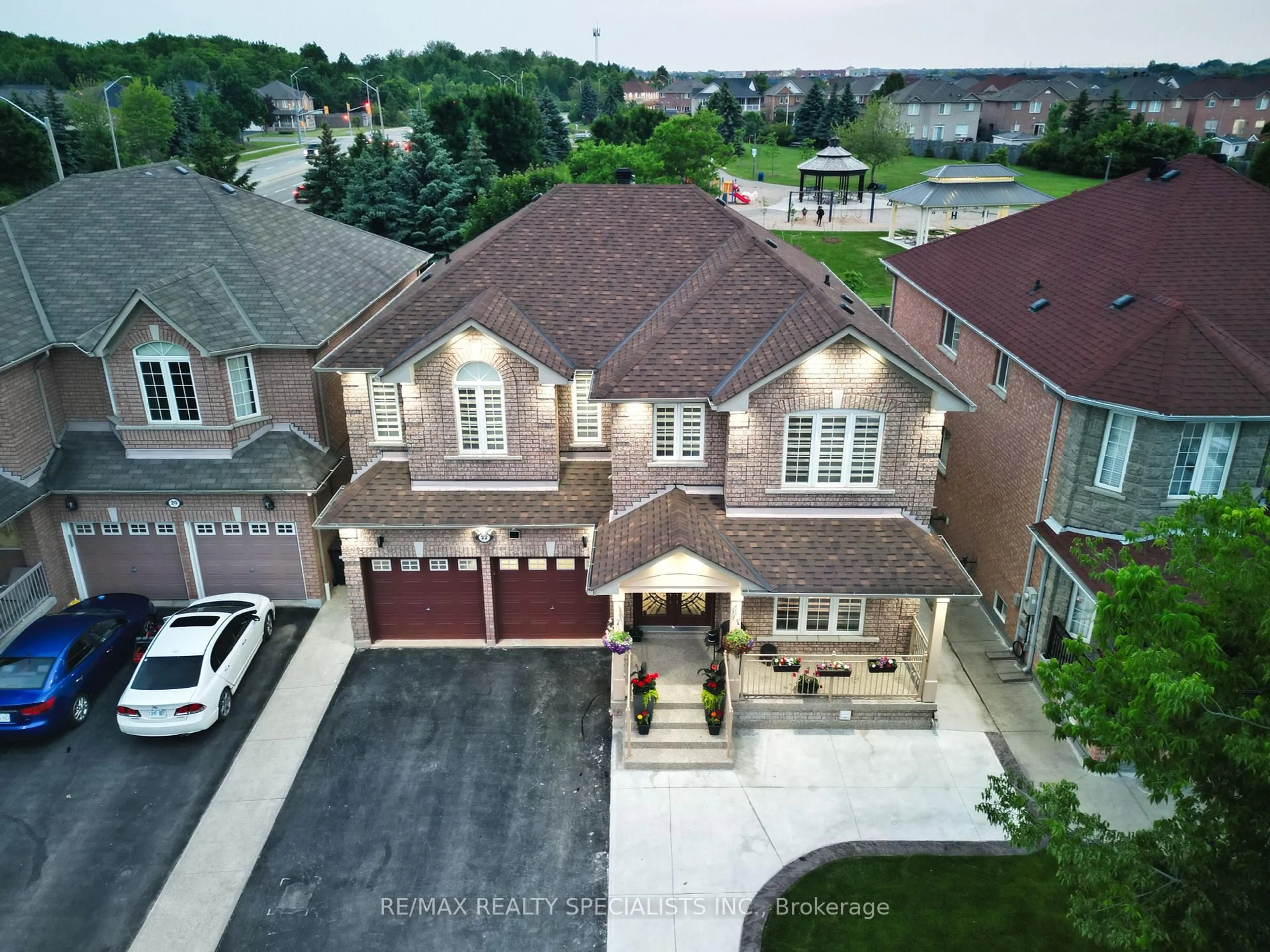 A pic from outside/outdoor area/front of a property/back of a property/a pic from drone, street for 22 Wintersnow Crt, Brampton Ontario L6R 3G6
