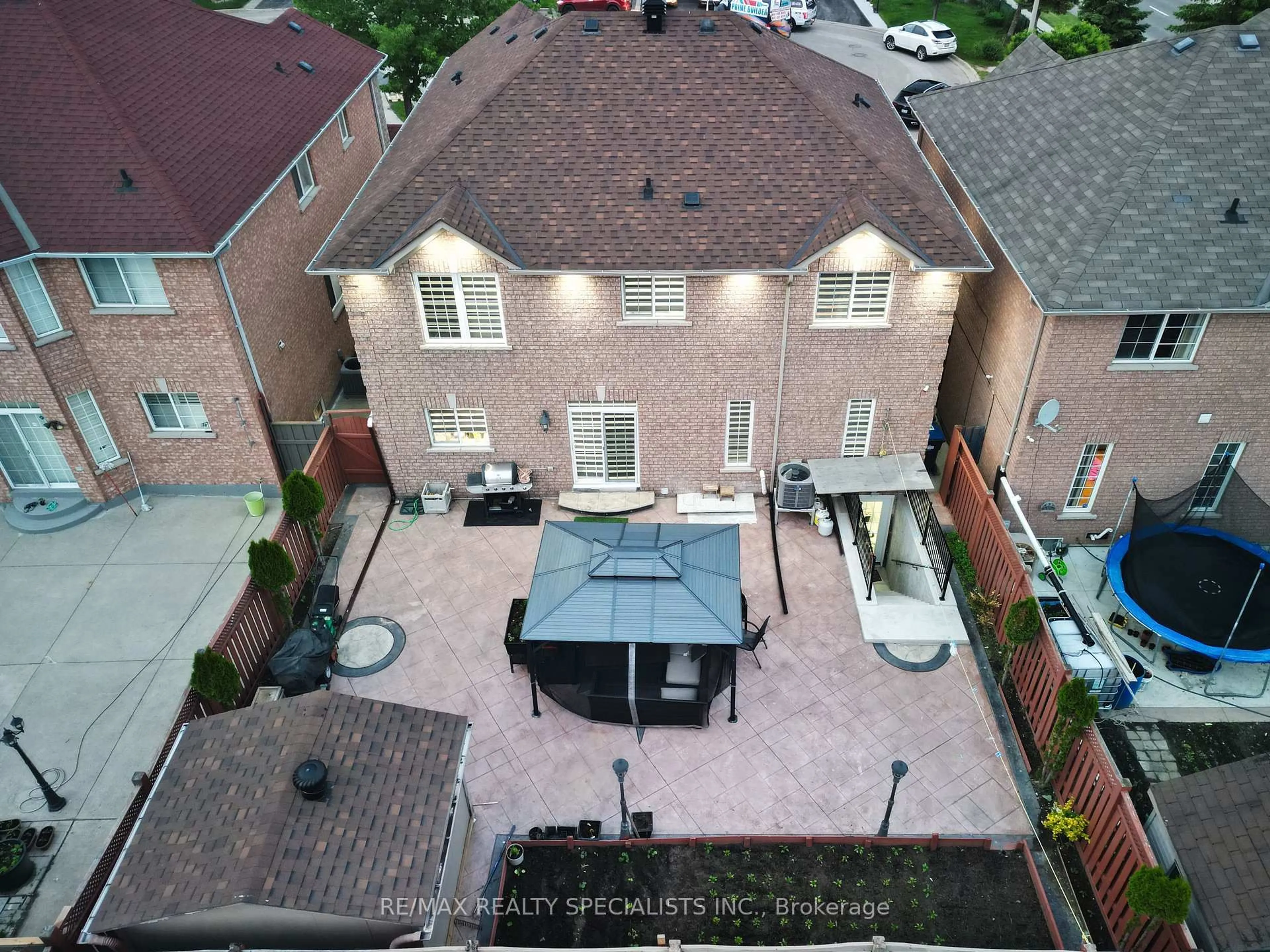A pic from outside/outdoor area/front of a property/back of a property/a pic from drone, street for 22 Wintersnow Crt, Brampton Ontario L6R 3G6