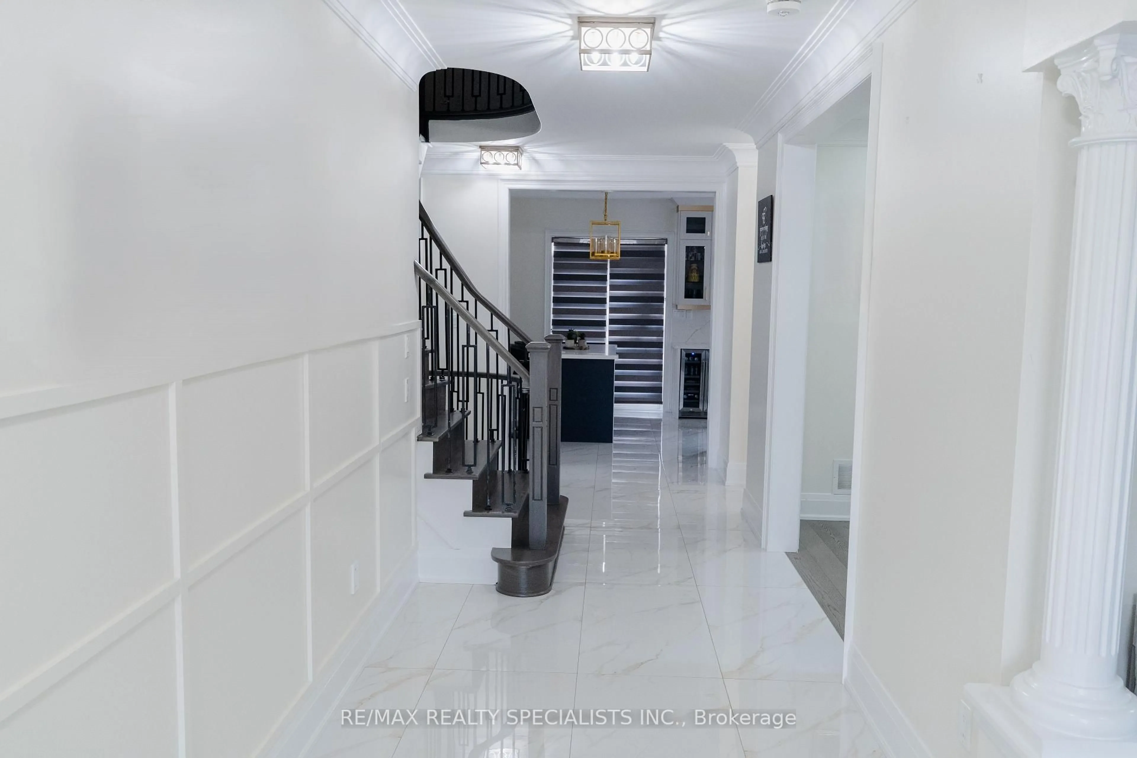 Indoor foyer for 22 Wintersnow Crt, Brampton Ontario L6R 3G6