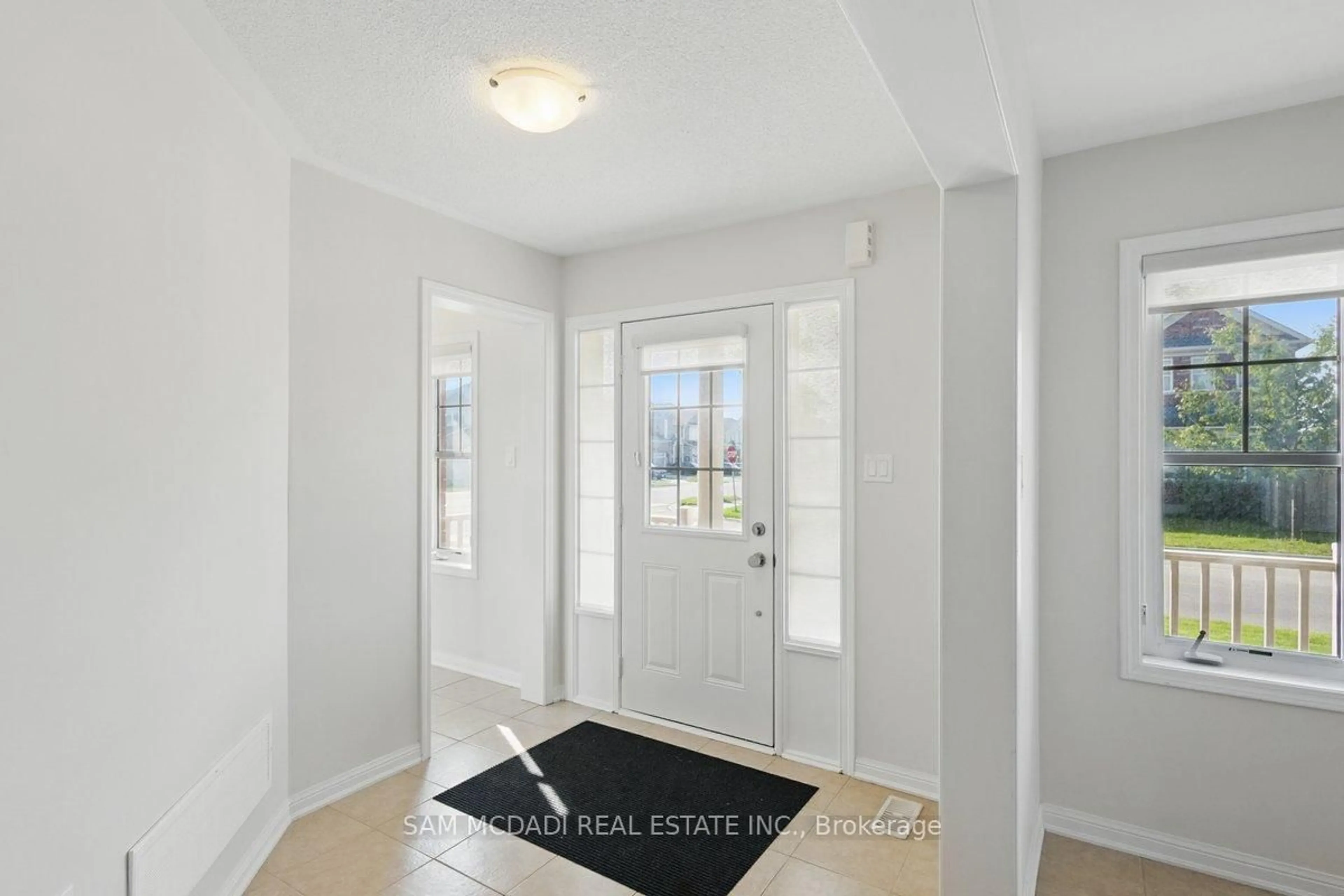 Indoor entryway for 2 Giltspur Rd, Brampton Ontario L7A 0Y9