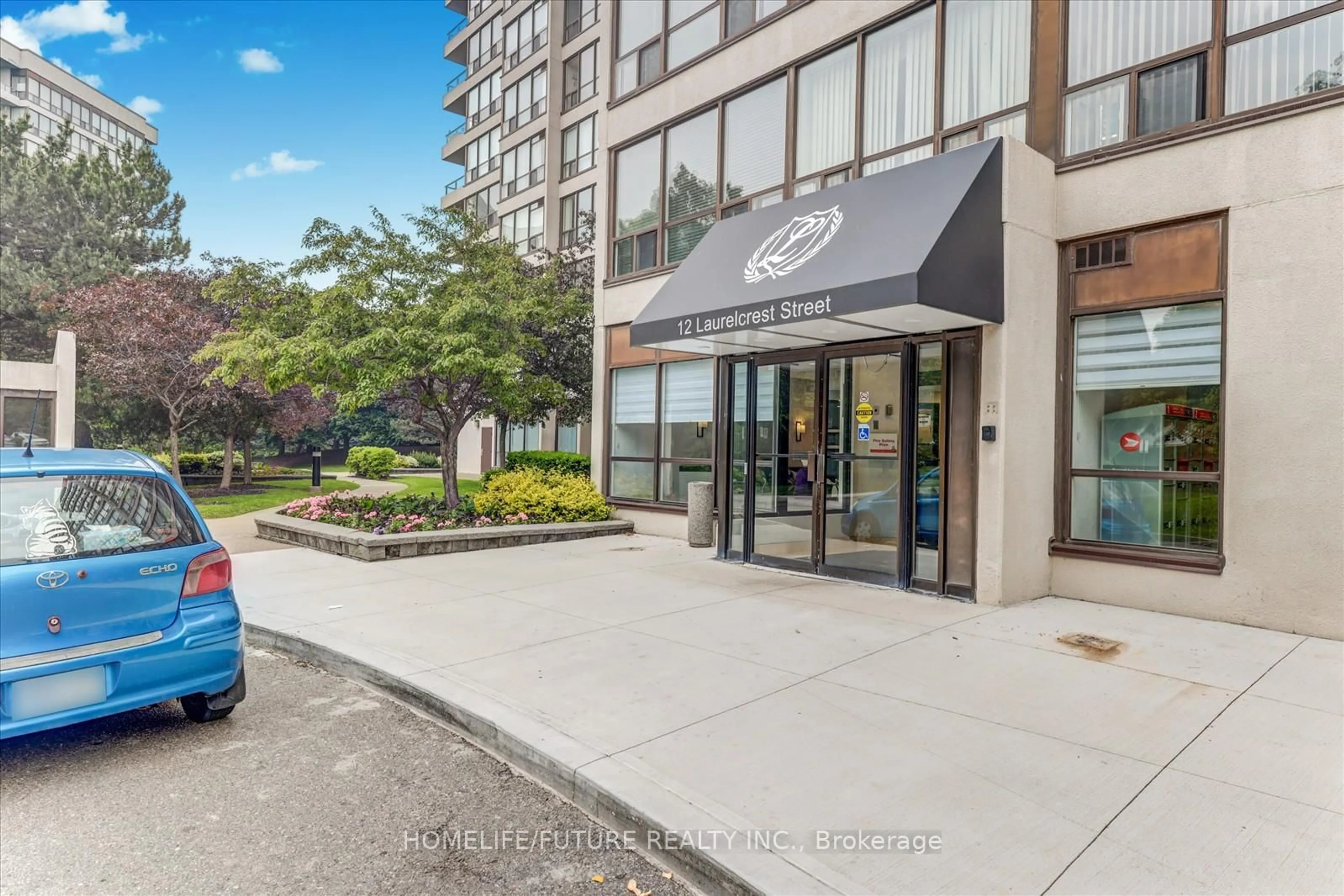 Indoor foyer for 12 Laurelcrest St #1004, Brampton Ontario L6S 5Y4