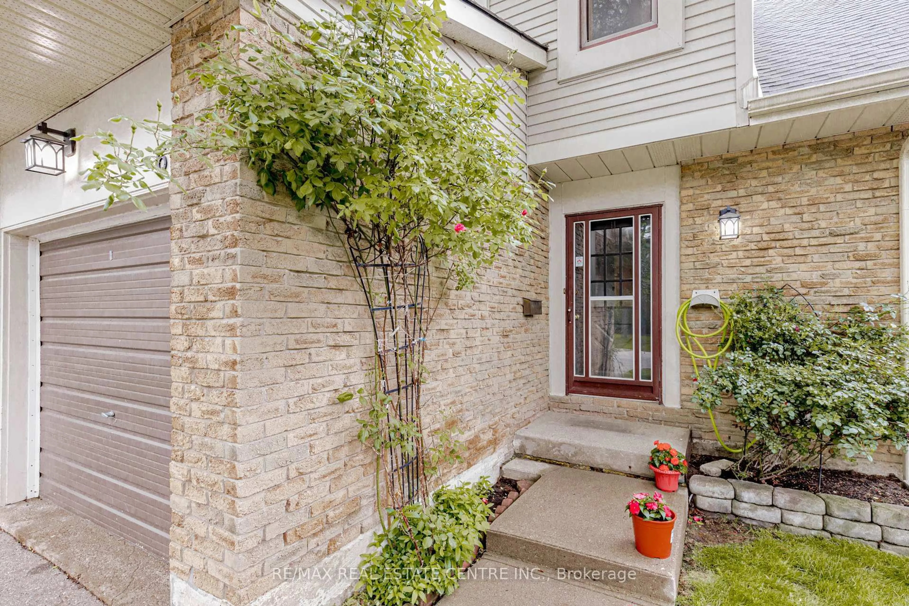 Unknown for 2701 Aquitaine Ave #6, Mississauga Ontario L5N 2H7