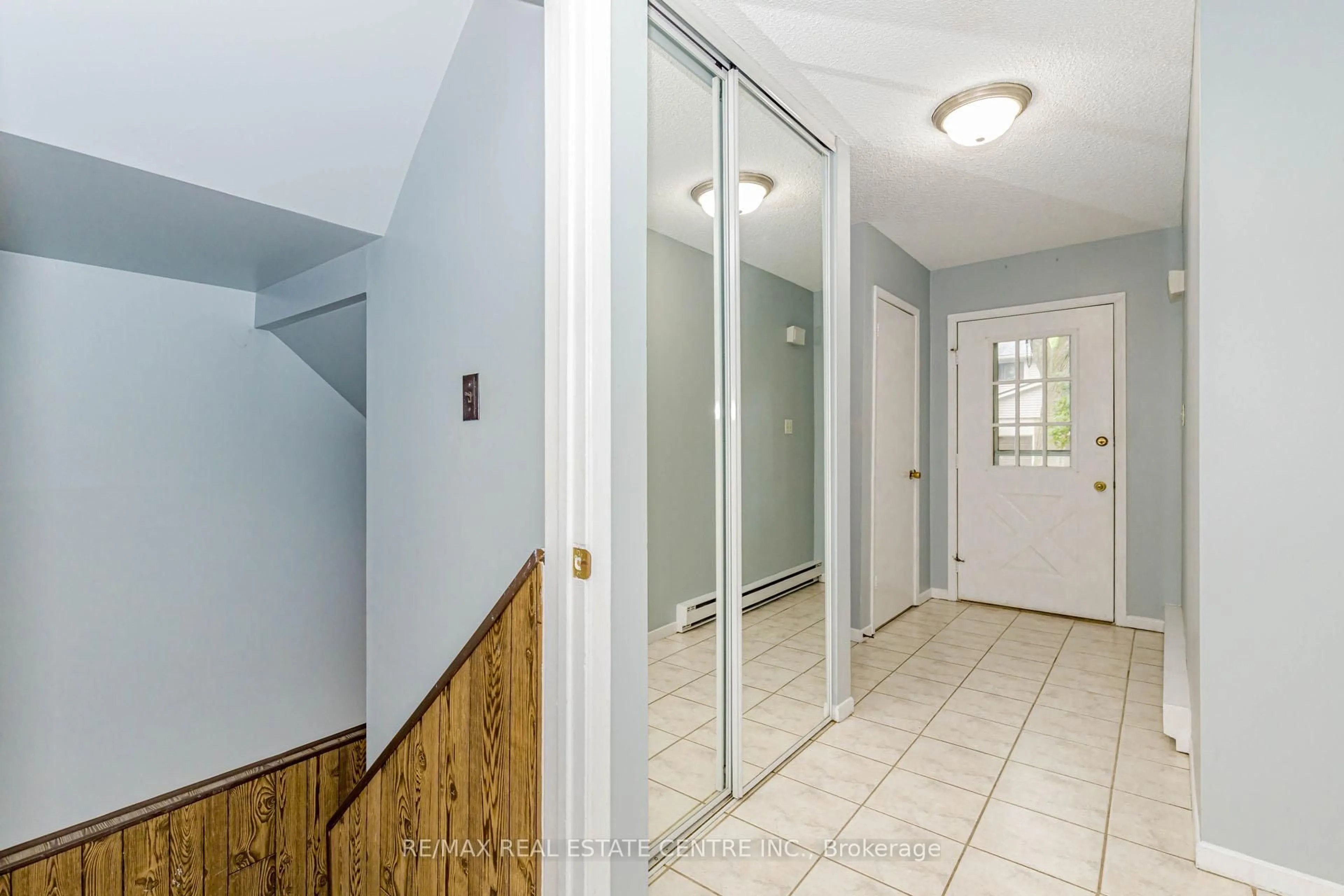 Indoor entryway for 2701 Aquitaine Ave #6, Mississauga Ontario L5N 2H7