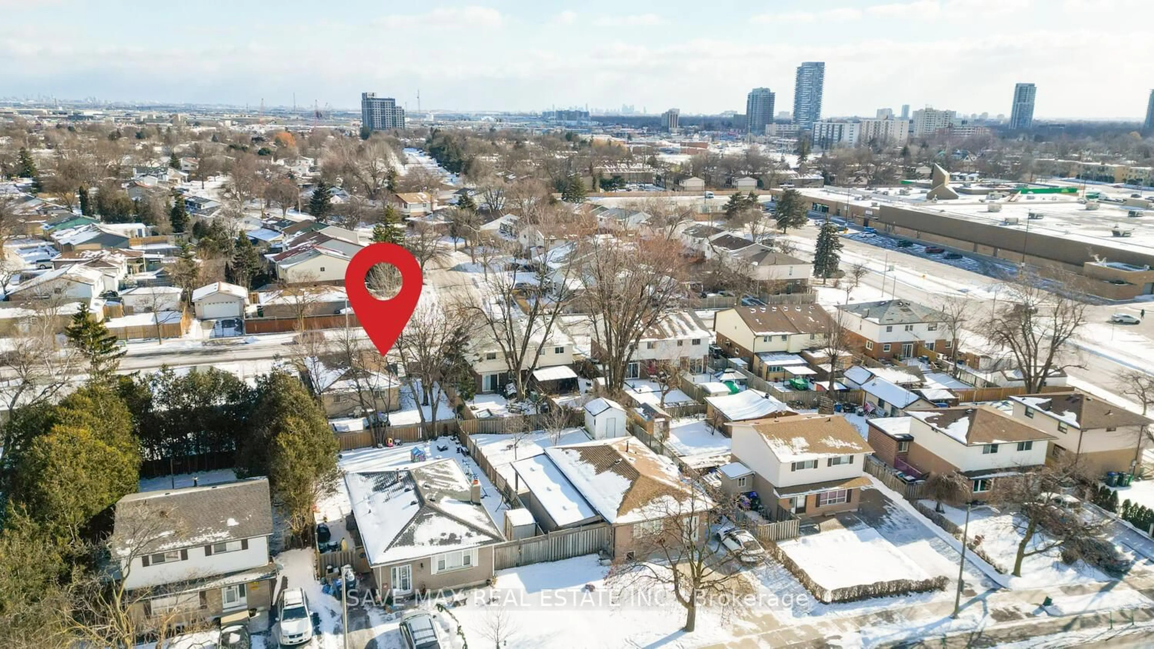 A pic from outside/outdoor area/front of a property/back of a property/a pic from drone, city buildings view from balcony for 102 SUTHERLAND Ave, Brampton Ontario L6V 2H7