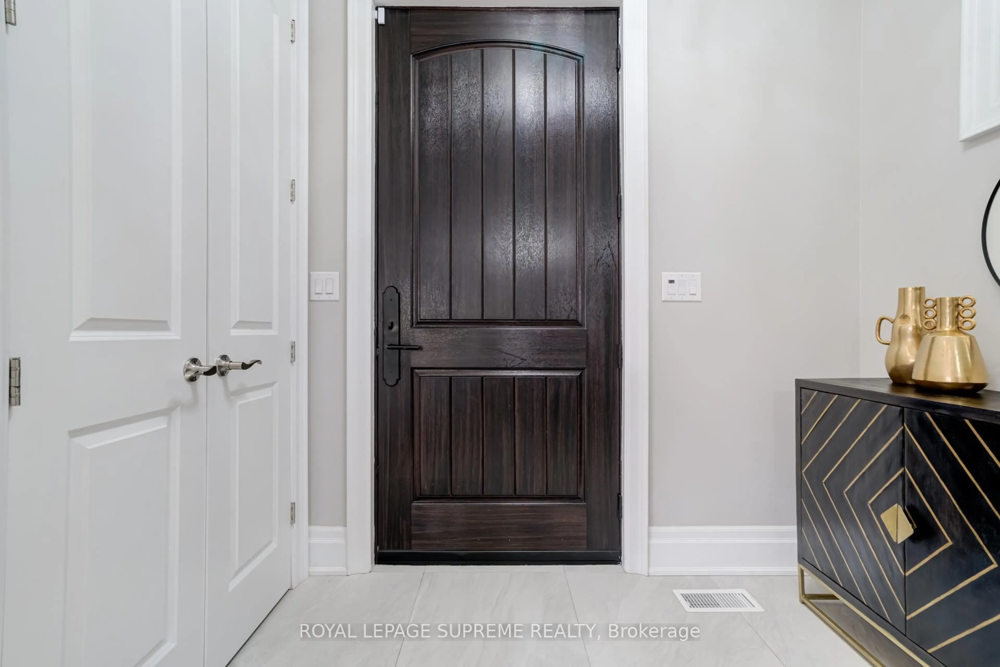 Indoor entryway for 15 Parkchester Rd, Toronto Ontario M6M 2S1