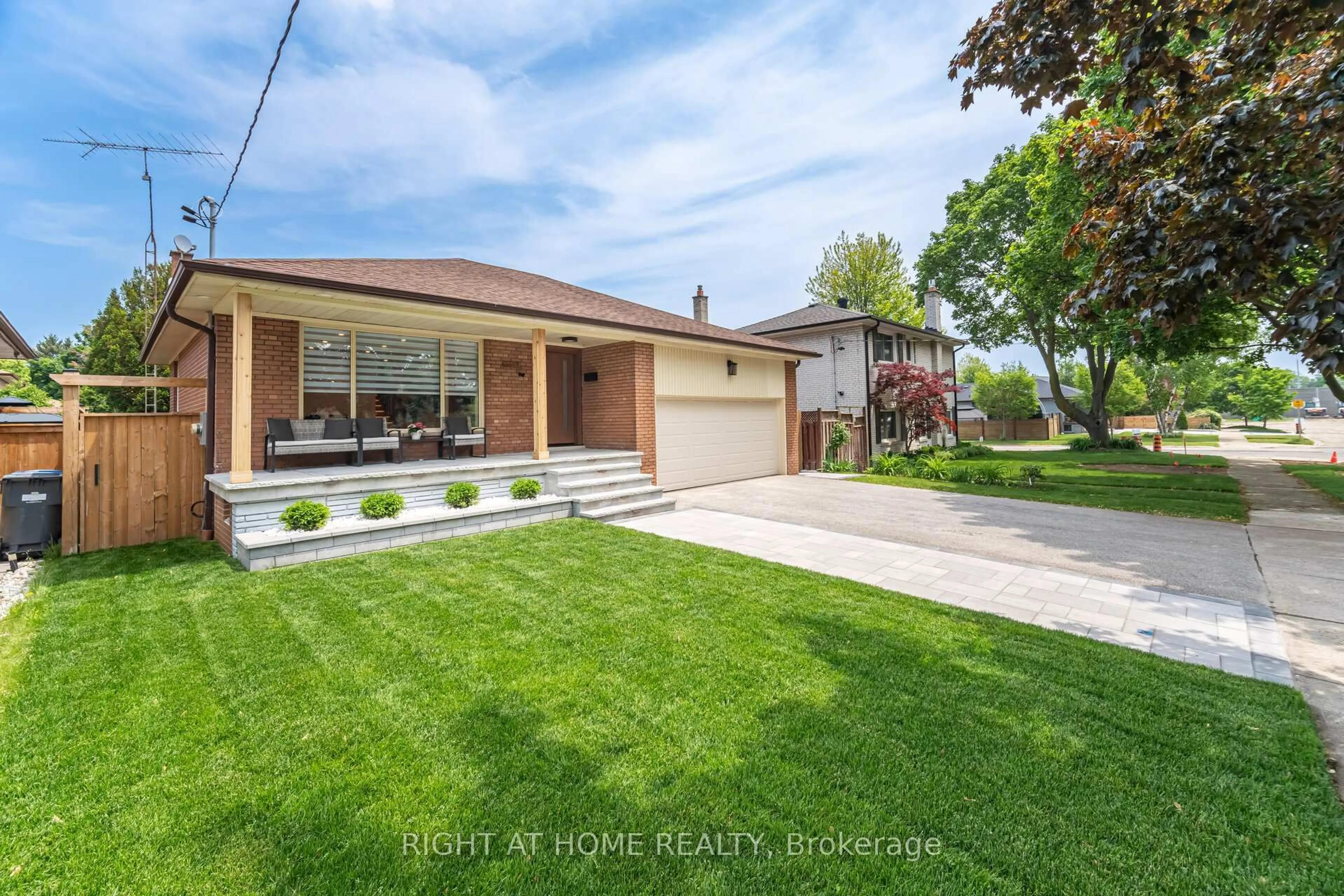 Unknown for 2053 Proverbs Dr, Mississauga Ontario L4X 1G3