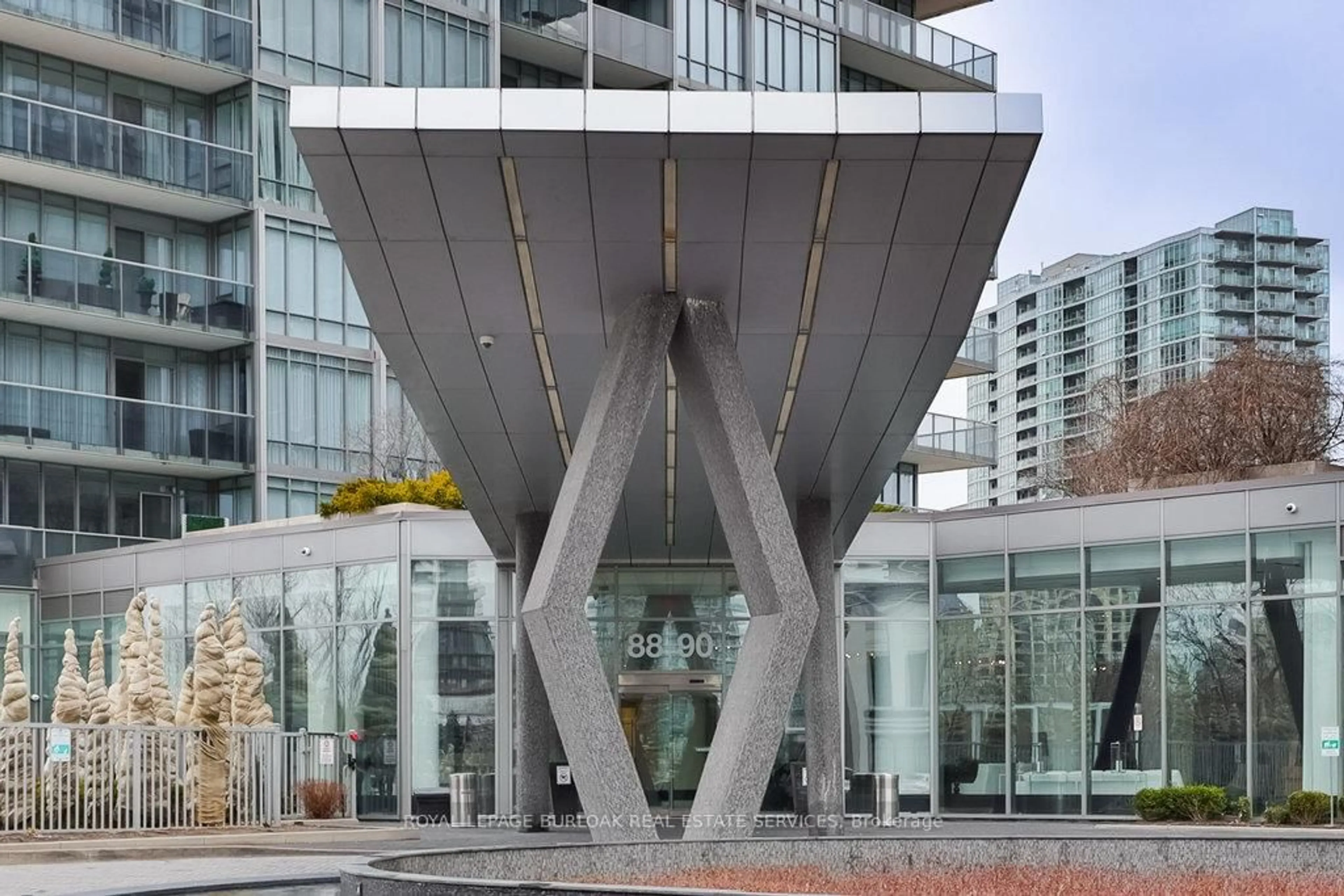 Indoor foyer for 88 Park Lawn Rd #1511, Toronto Ontario M8Y 0B5
