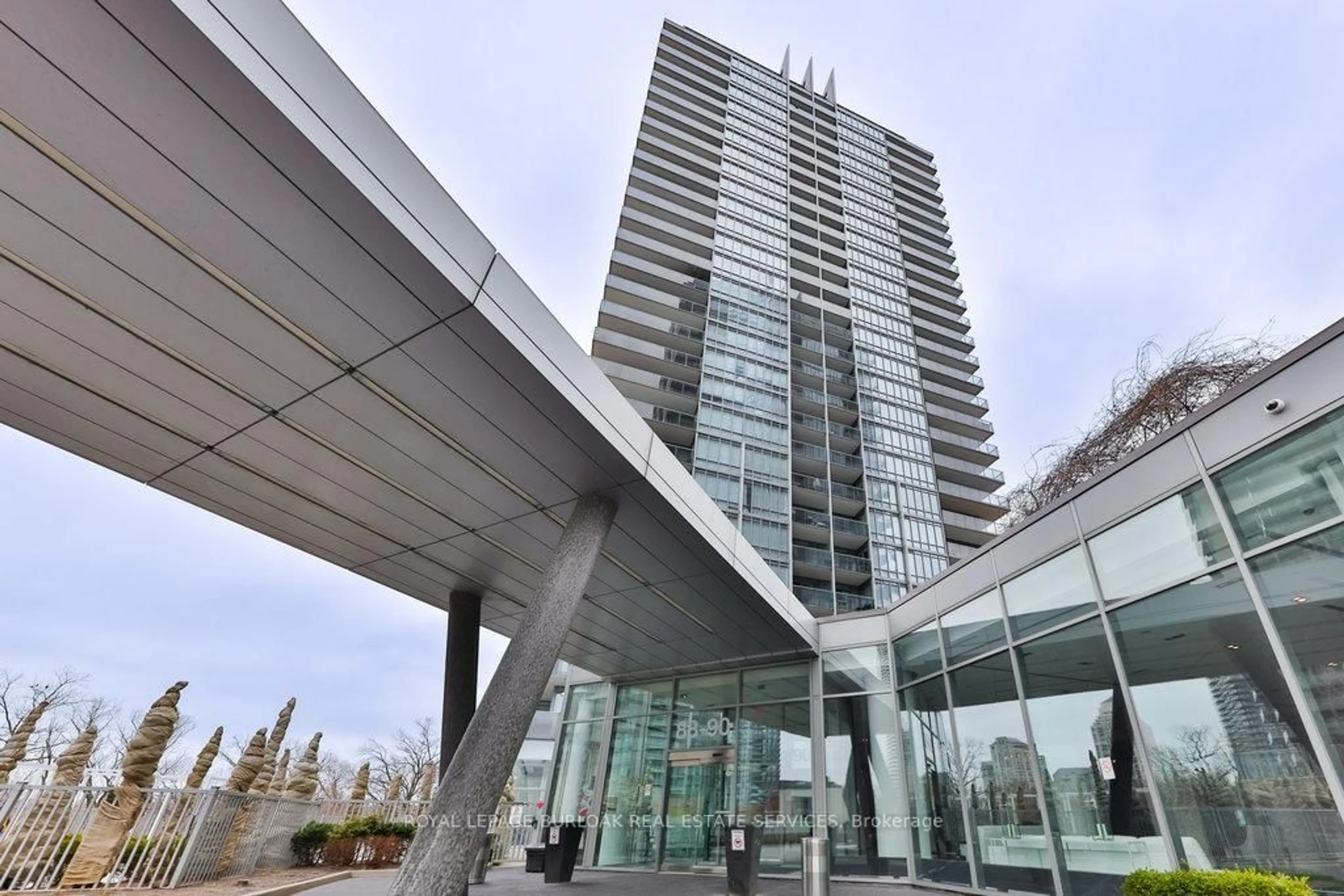 Indoor foyer for 88 Park Lawn Rd #1511, Toronto Ontario M8Y 0B5