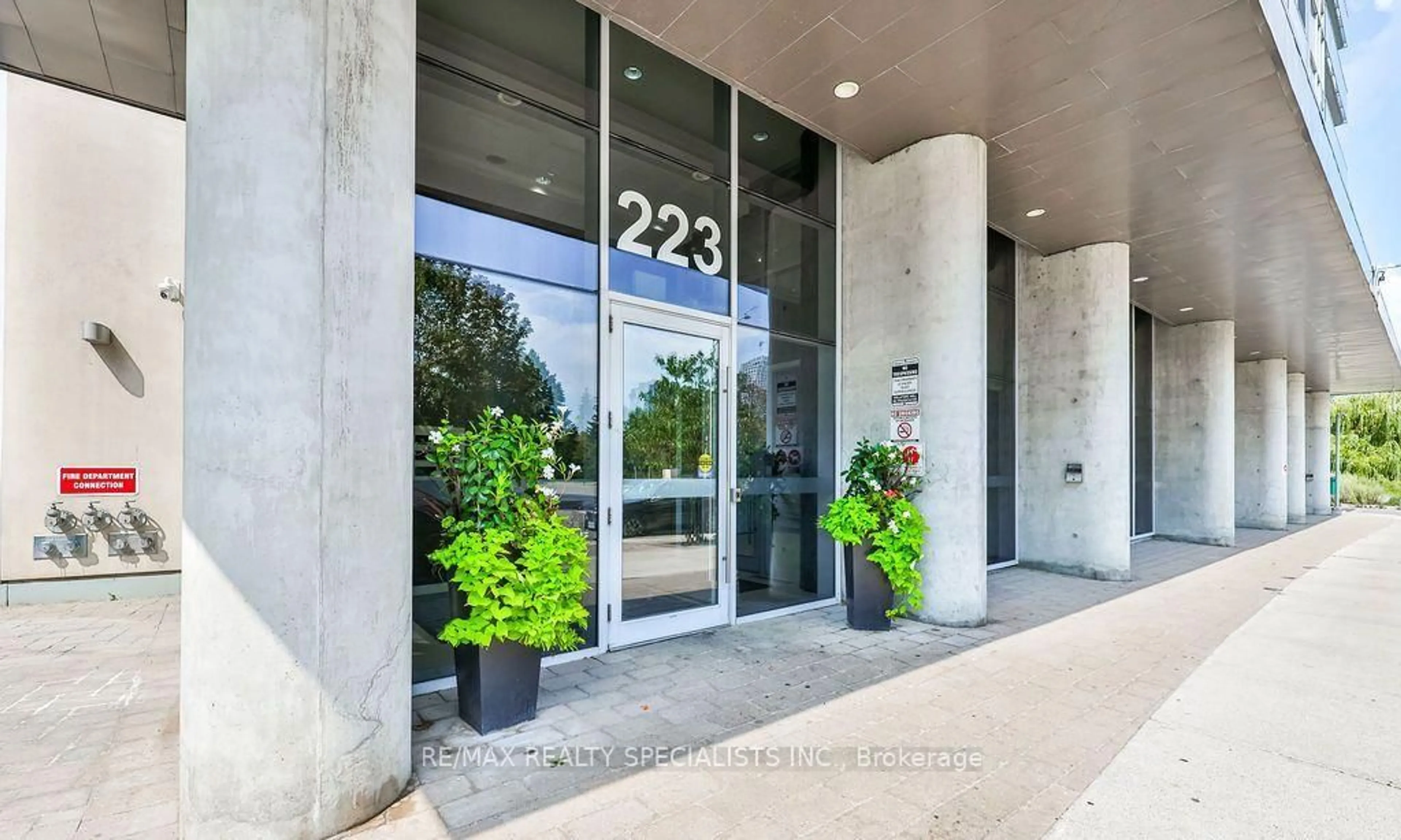 Indoor foyer for 223 Webb Dr #2102, Mississauga Ontario L5B 0E8