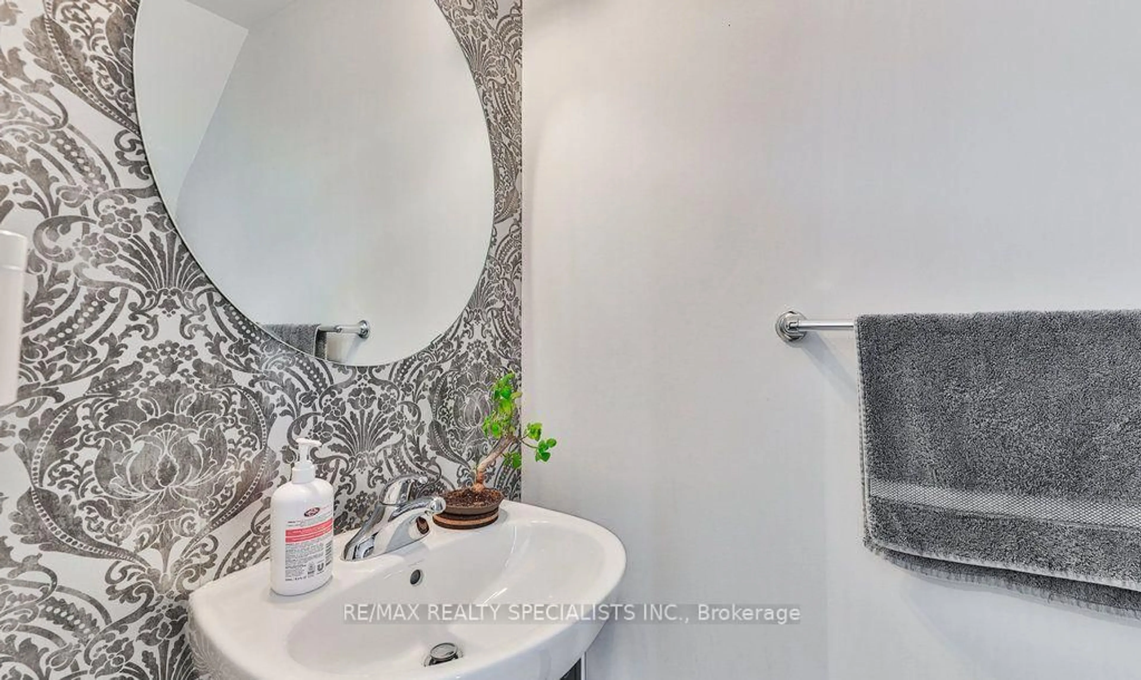 Contemporary bathroom, ceramic/tile floor for 223 Webb Dr #2102, Mississauga Ontario L5B 0E8