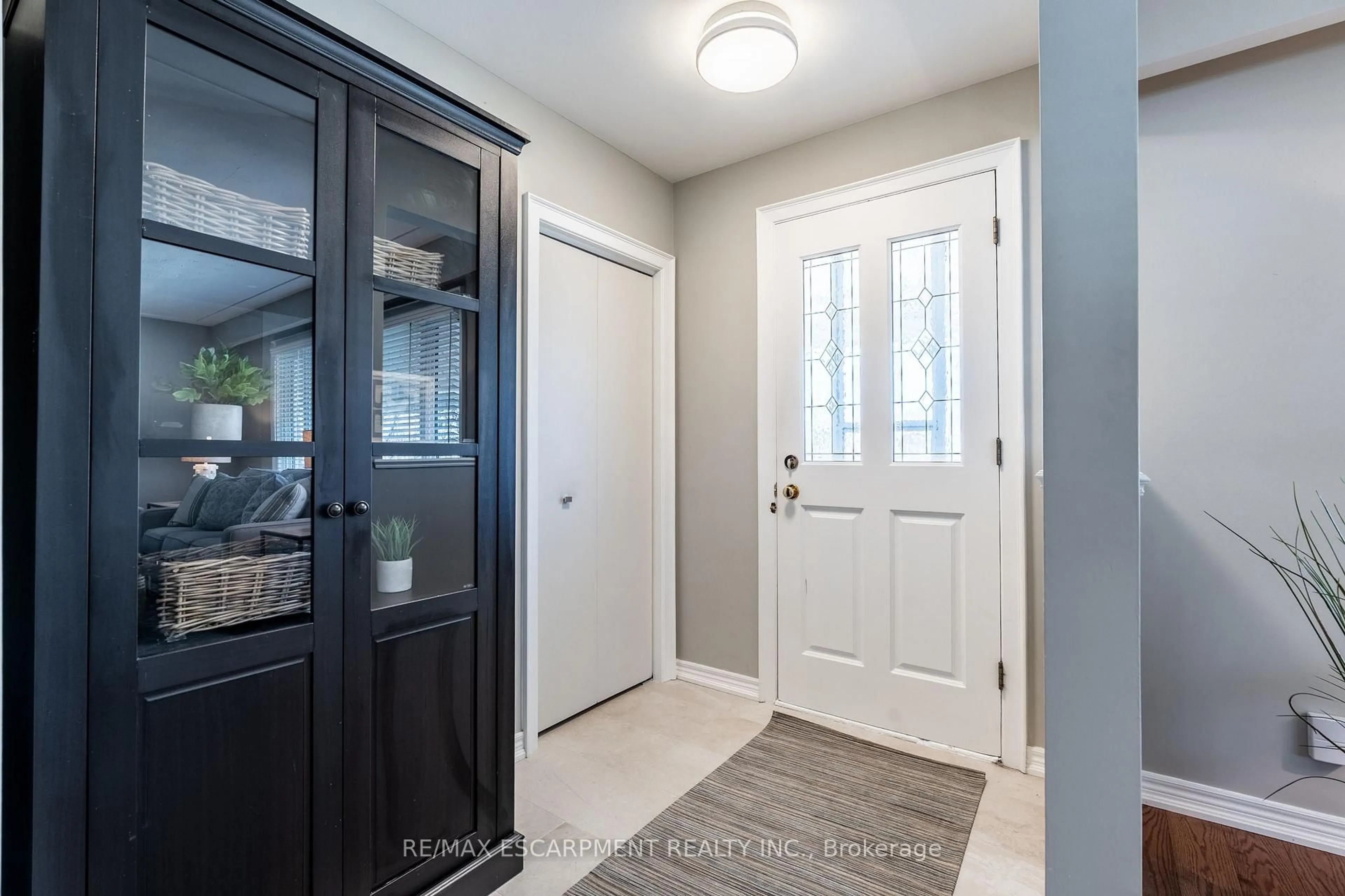 Indoor entryway for 648 Thornwood Ave, Burlington Ontario L7N 3B8