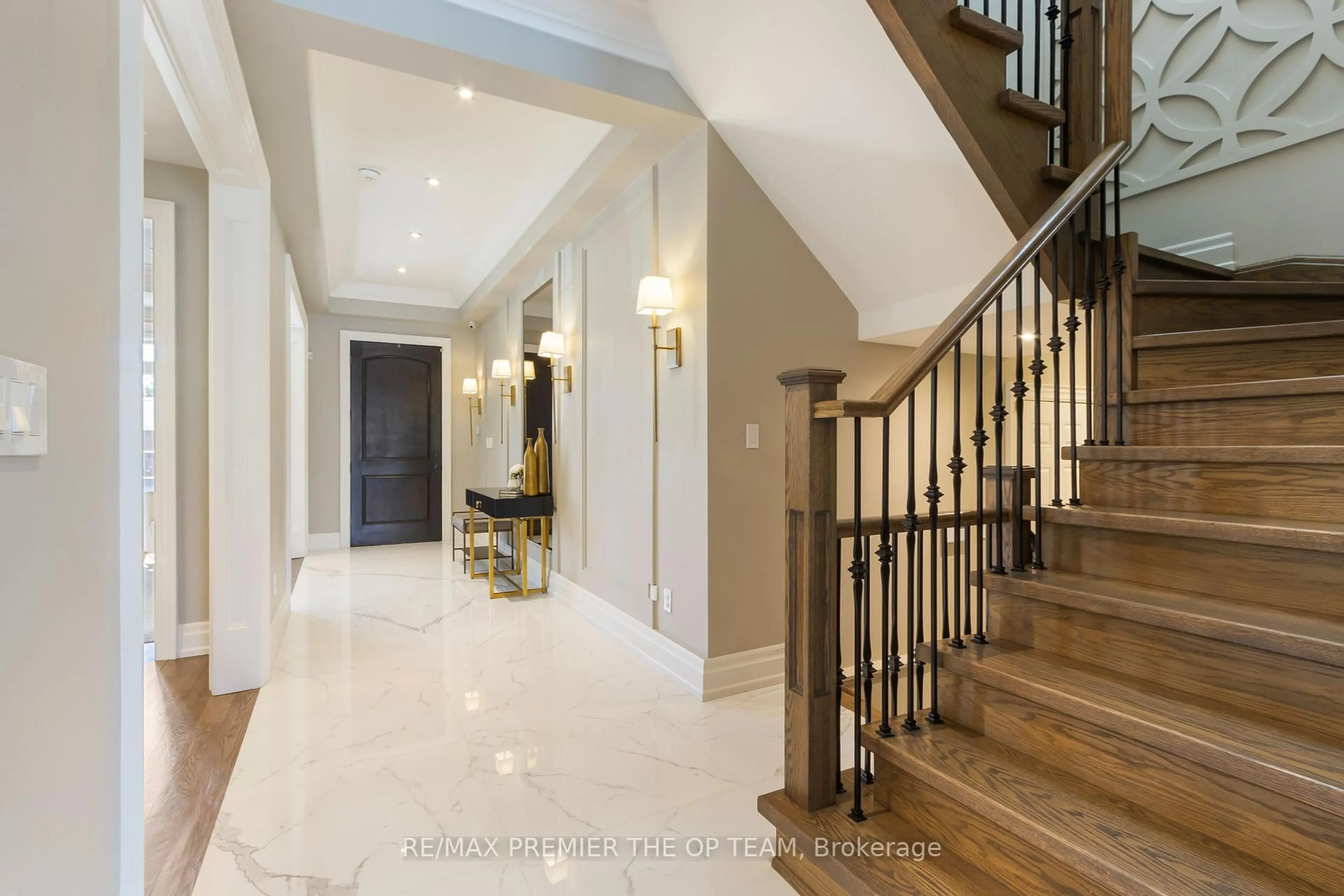 Indoor foyer for 5 Storey Cres, Toronto Ontario M9B 3C7