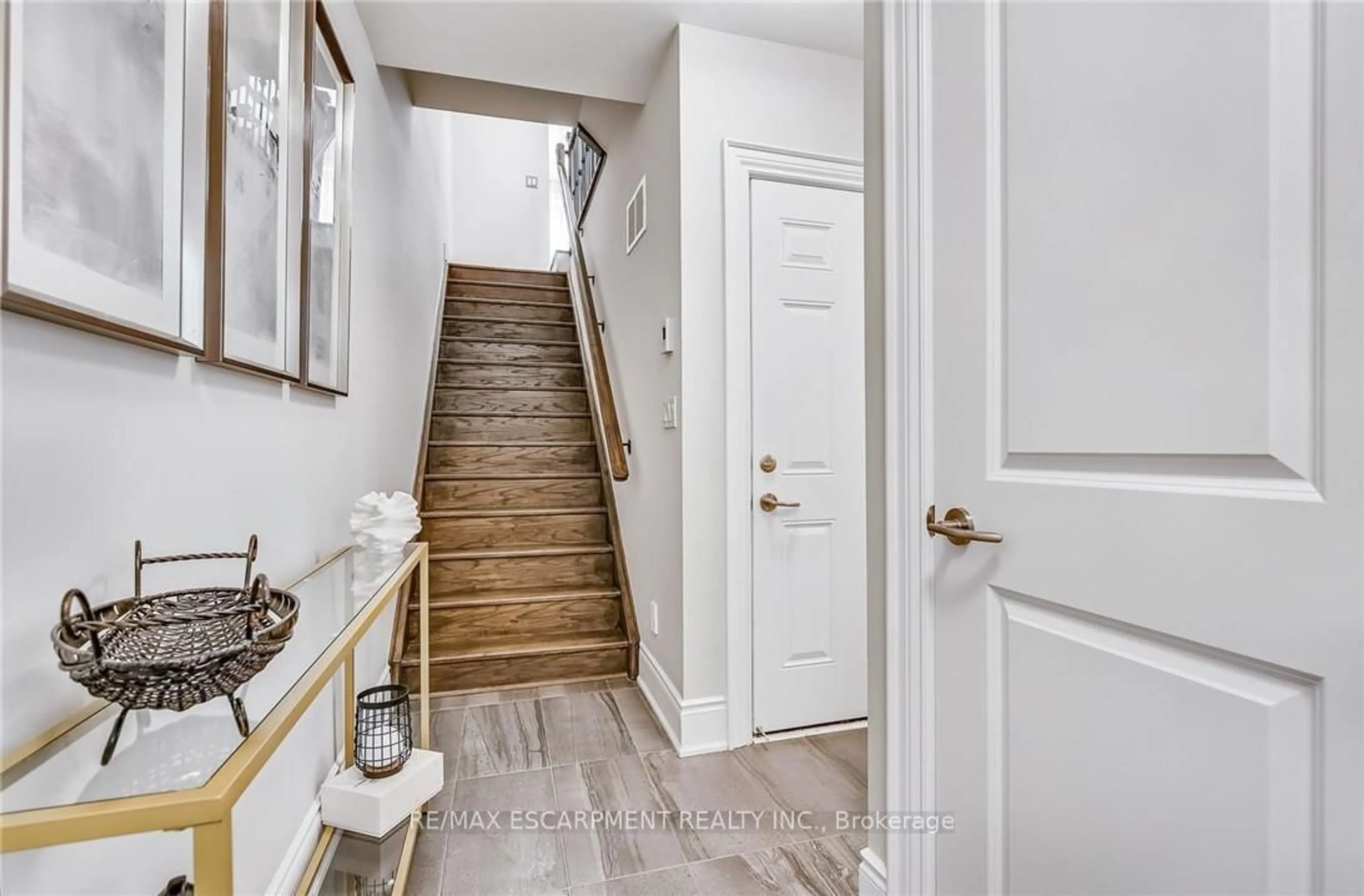 Indoor entryway for 41 Twenty Ninth St, Toronto Ontario M8V 3E2