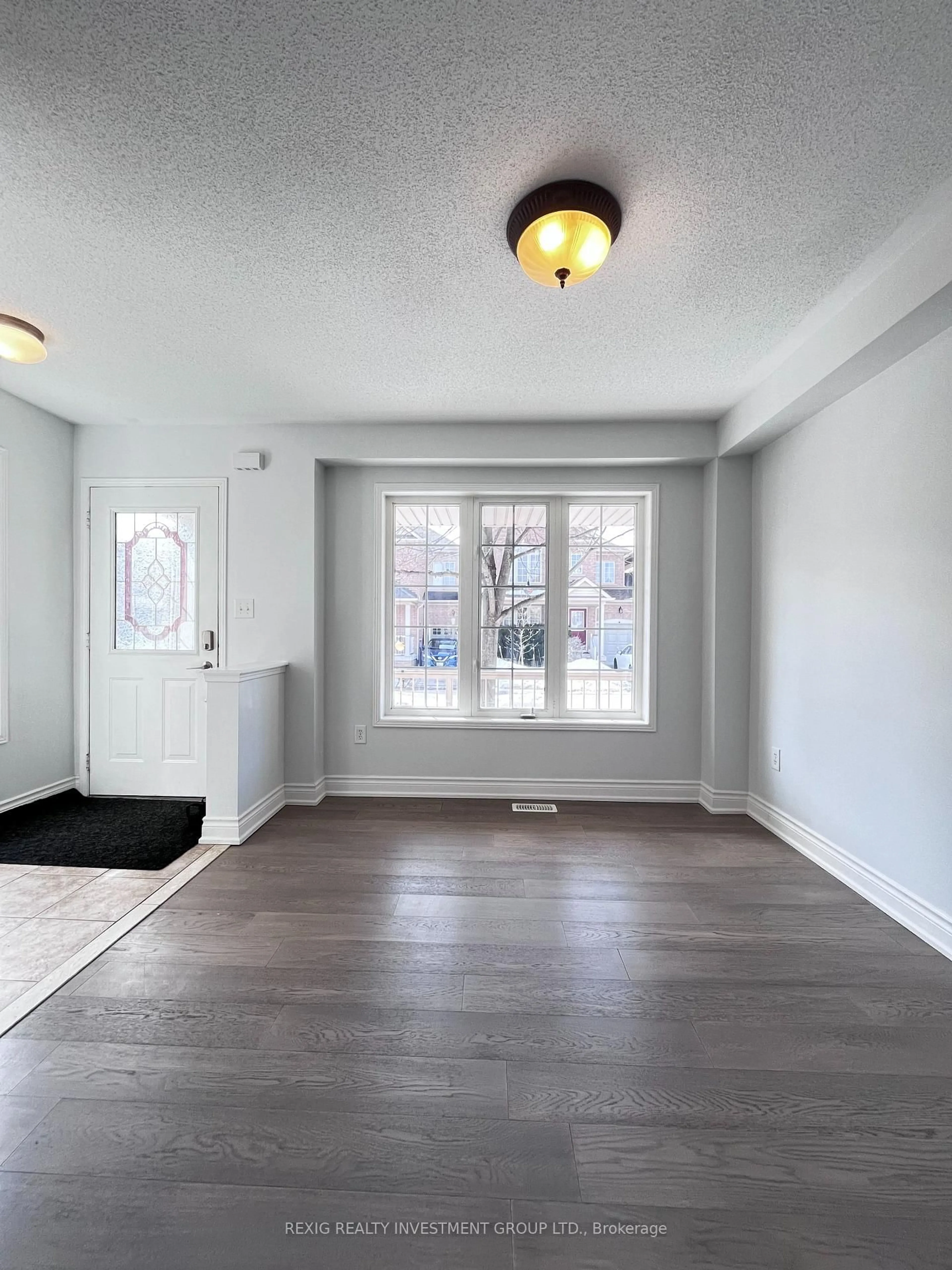 Indoor entryway for 2395 Curtis Rd, Burlington Ontario L7L 7M4