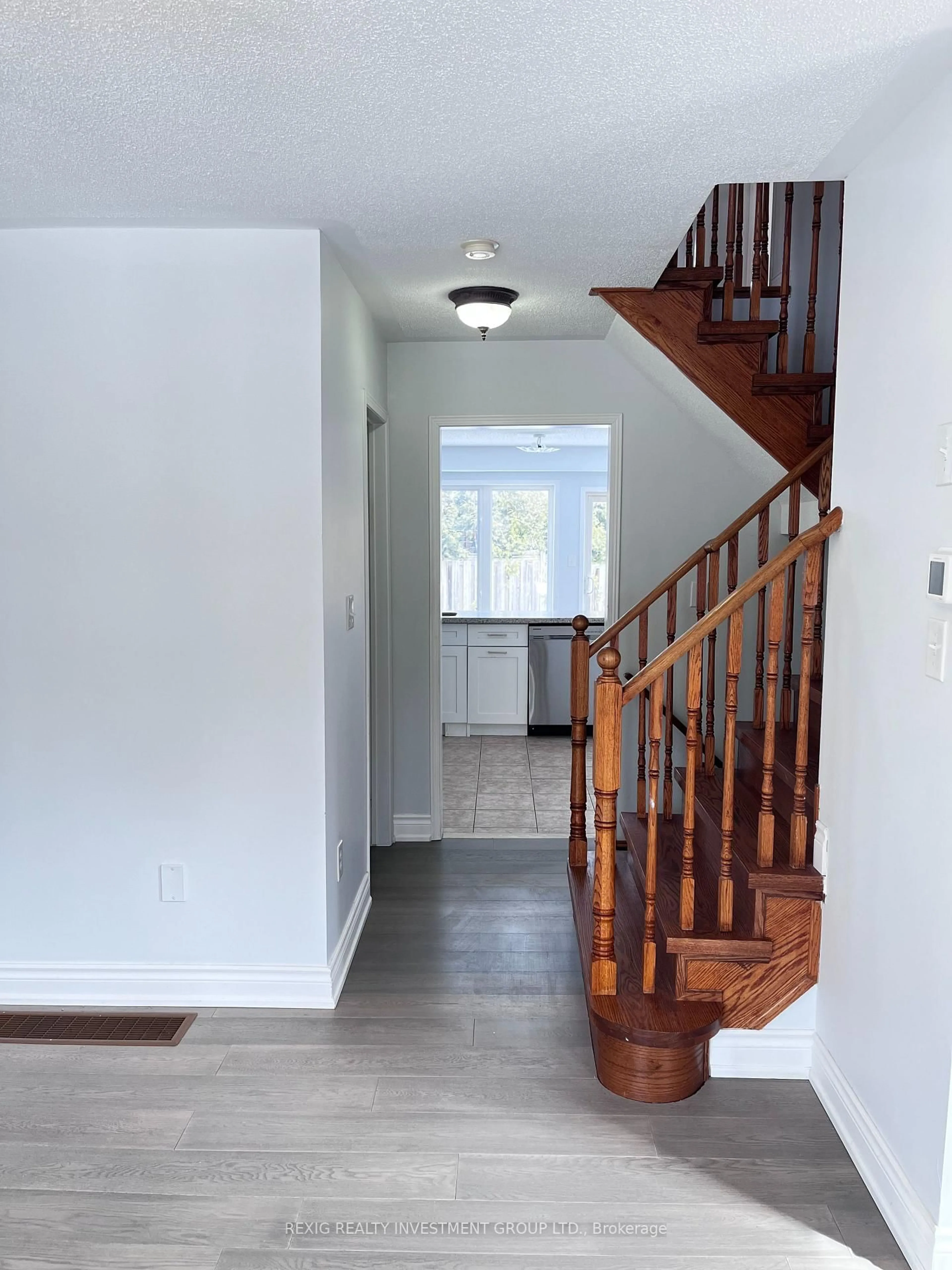 Indoor entryway for 2395 Curtis Rd, Burlington Ontario L7L 7M4