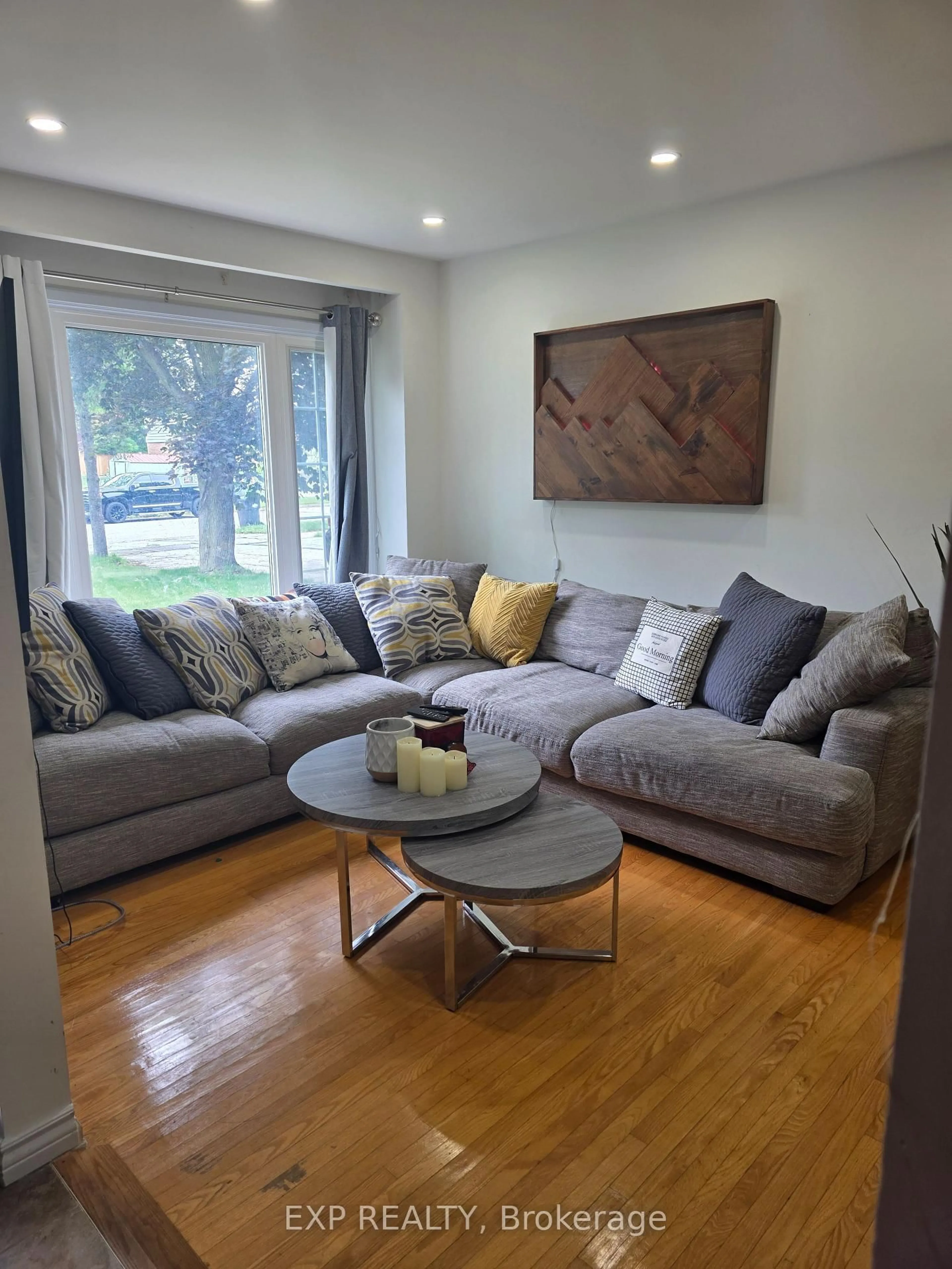 Living room with furniture, wood/laminate floor for 315 Montego Rd, Mississauga Ontario L5B 1C6