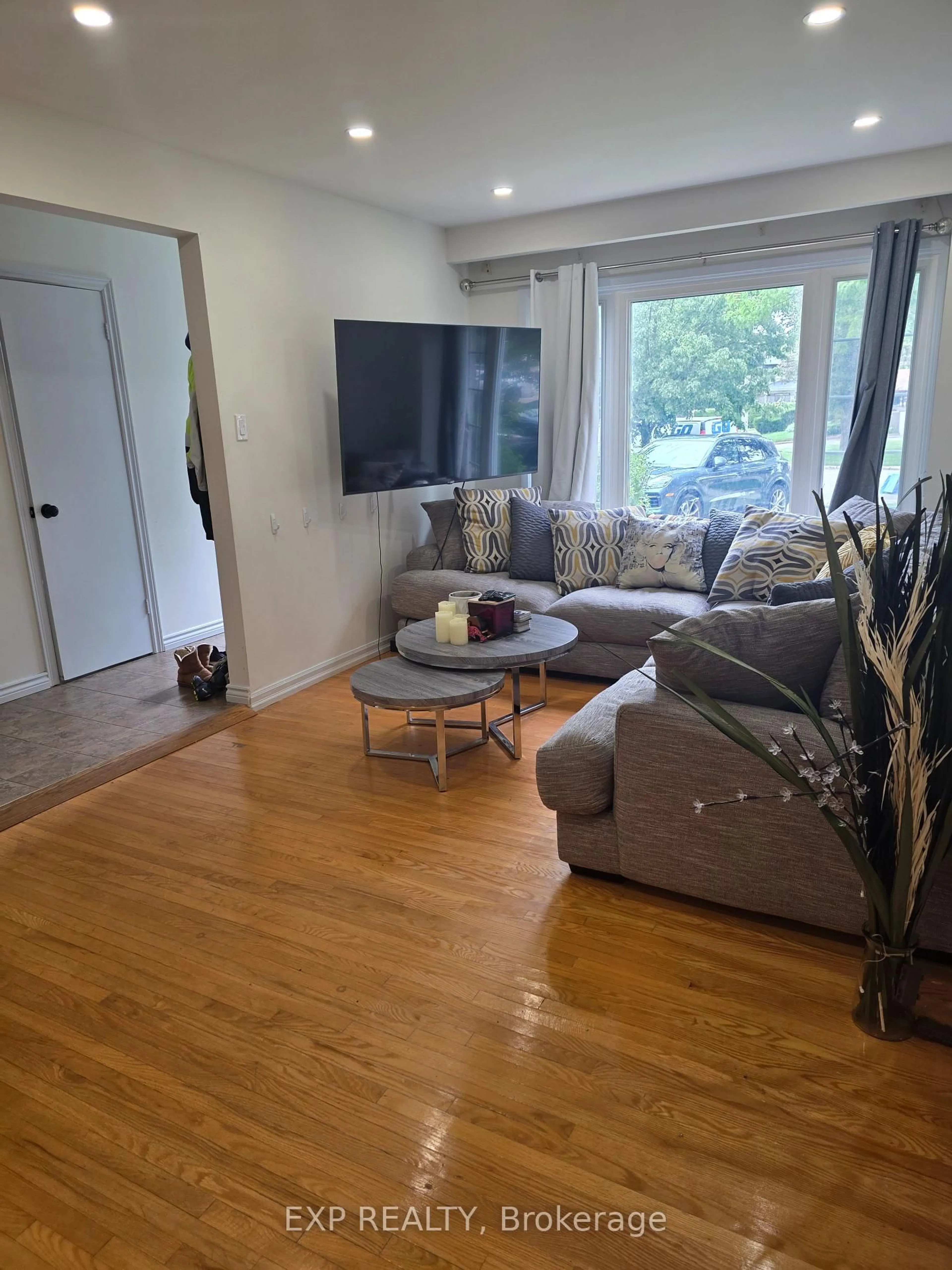 Living room with furniture, wood/laminate floor for 315 Montego Rd, Mississauga Ontario L5B 1C6