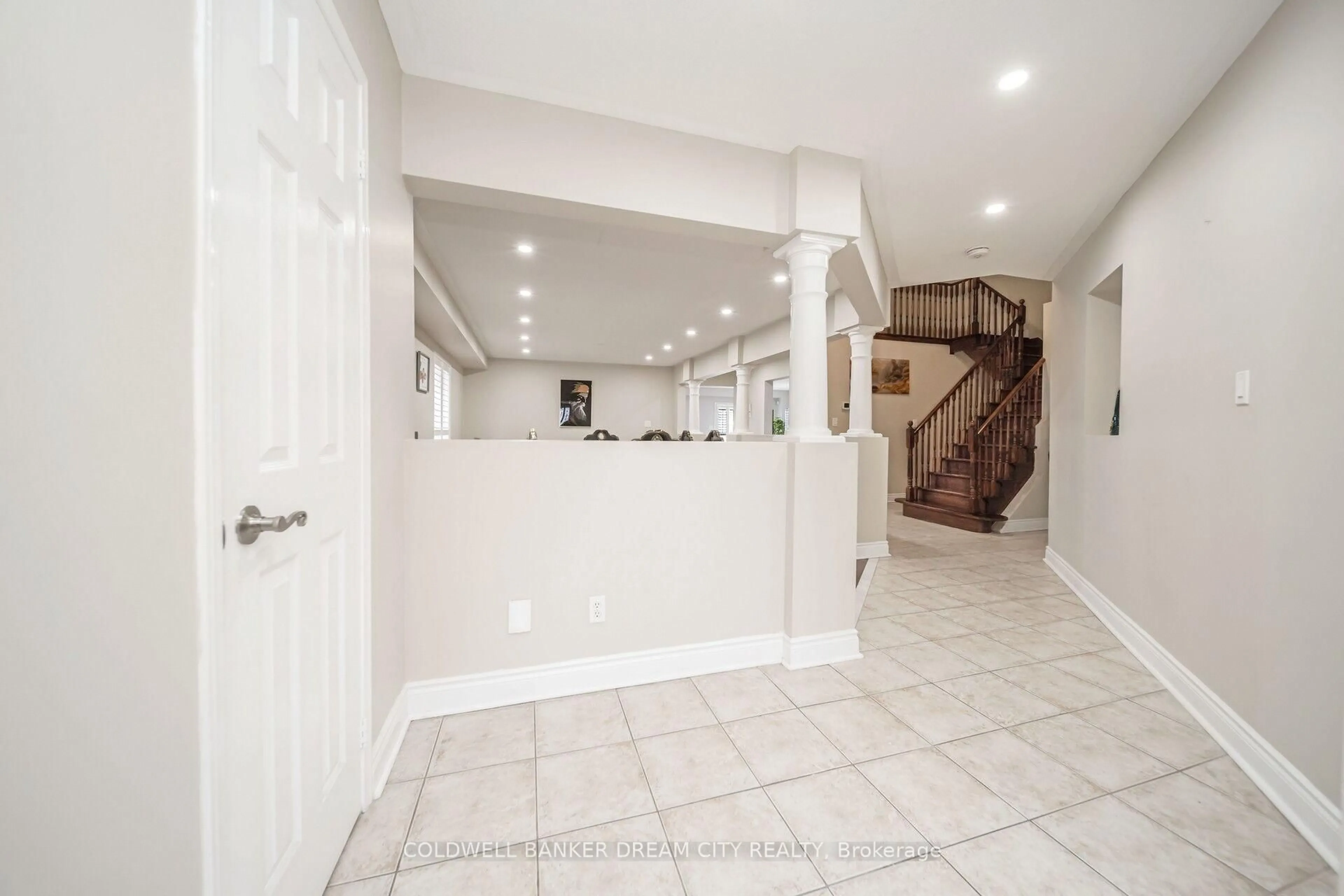 Indoor foyer for 60 Capistro St, Brampton Ontario L7A 3H4
