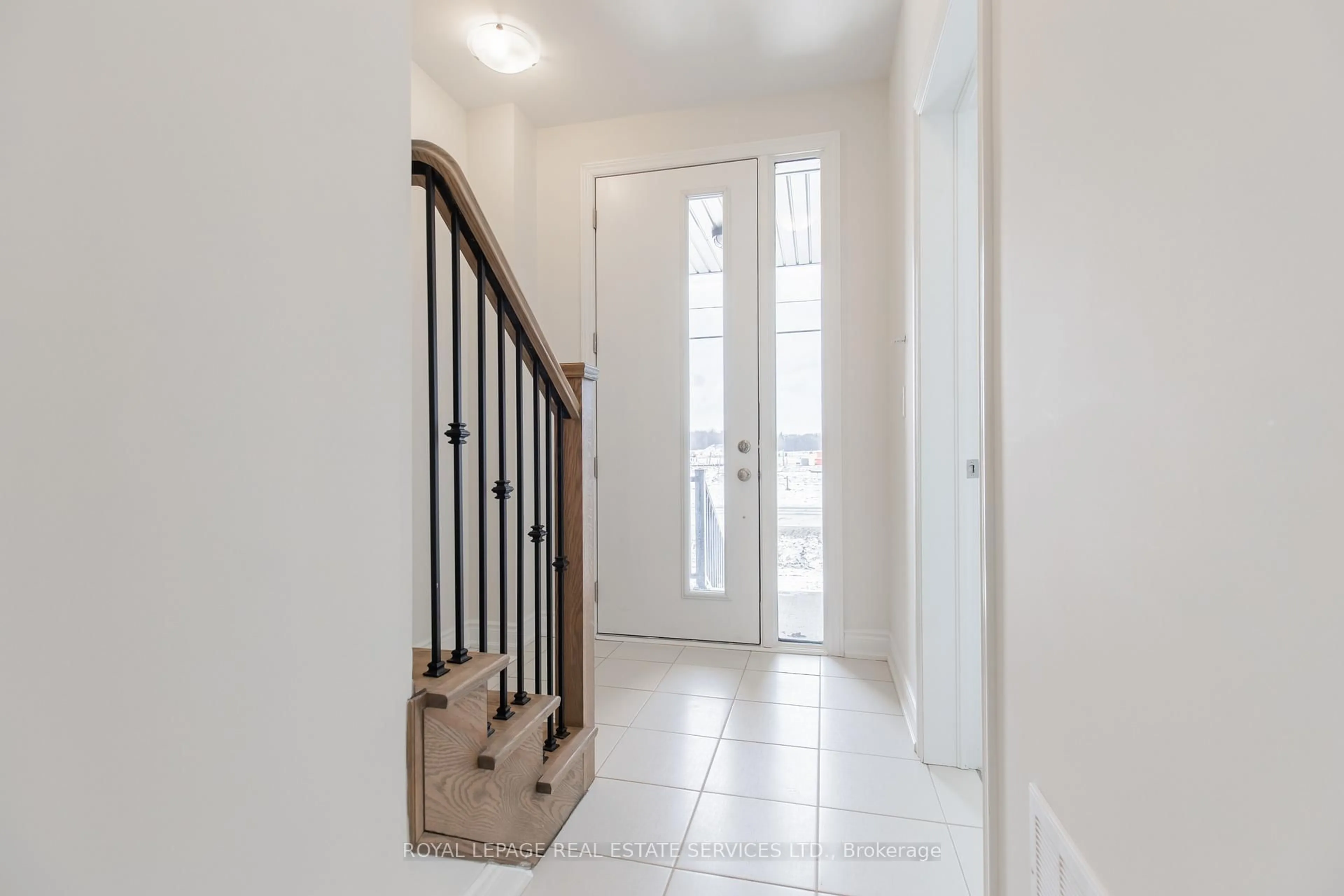 Indoor entryway for 3271 Sixth Line, Oakville Ontario L6H 0V9