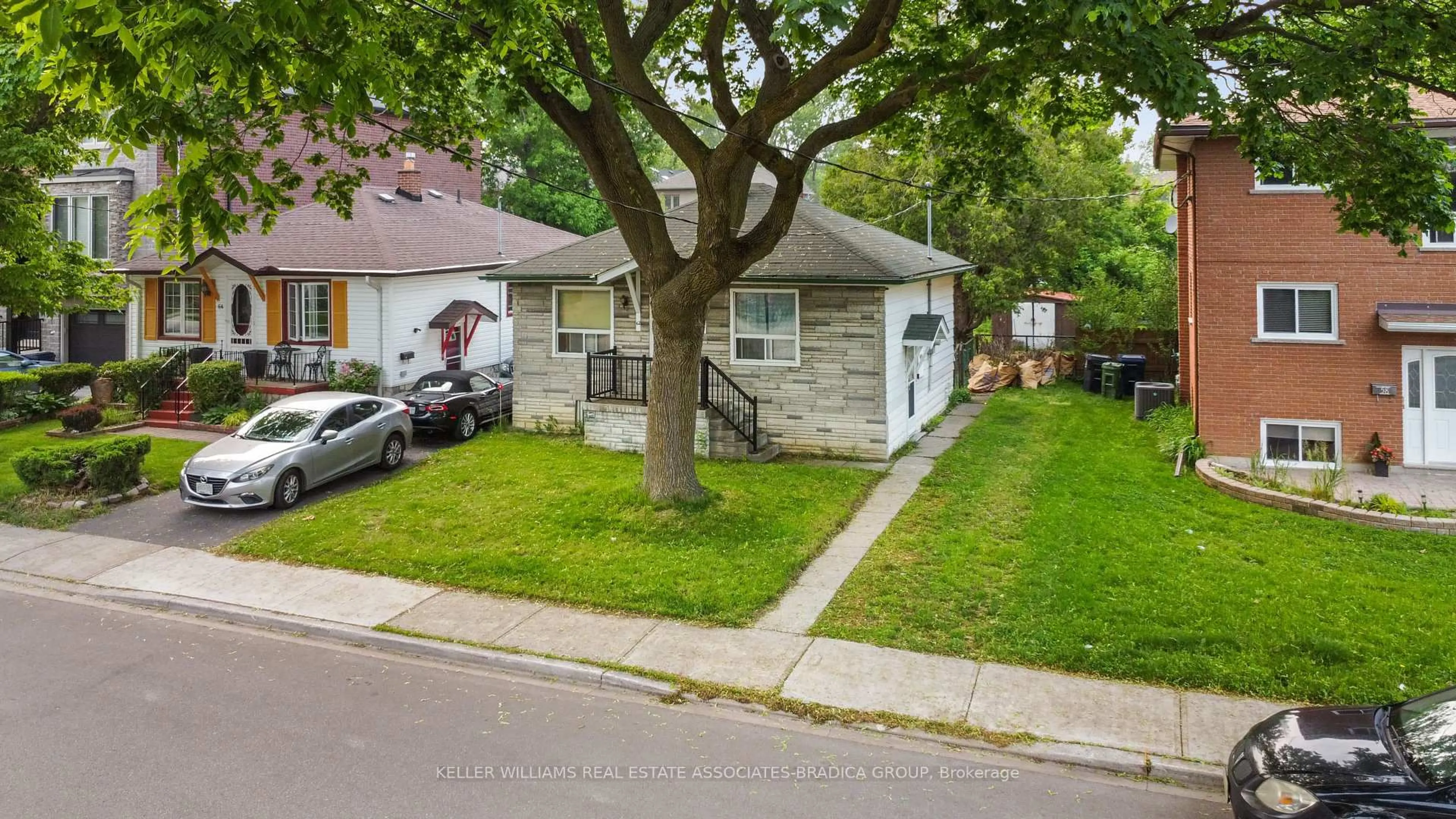 A pic from outside/outdoor area/front of a property/back of a property/a pic from drone, street for 62 Elder Ave, Toronto Ontario M8W 1S4