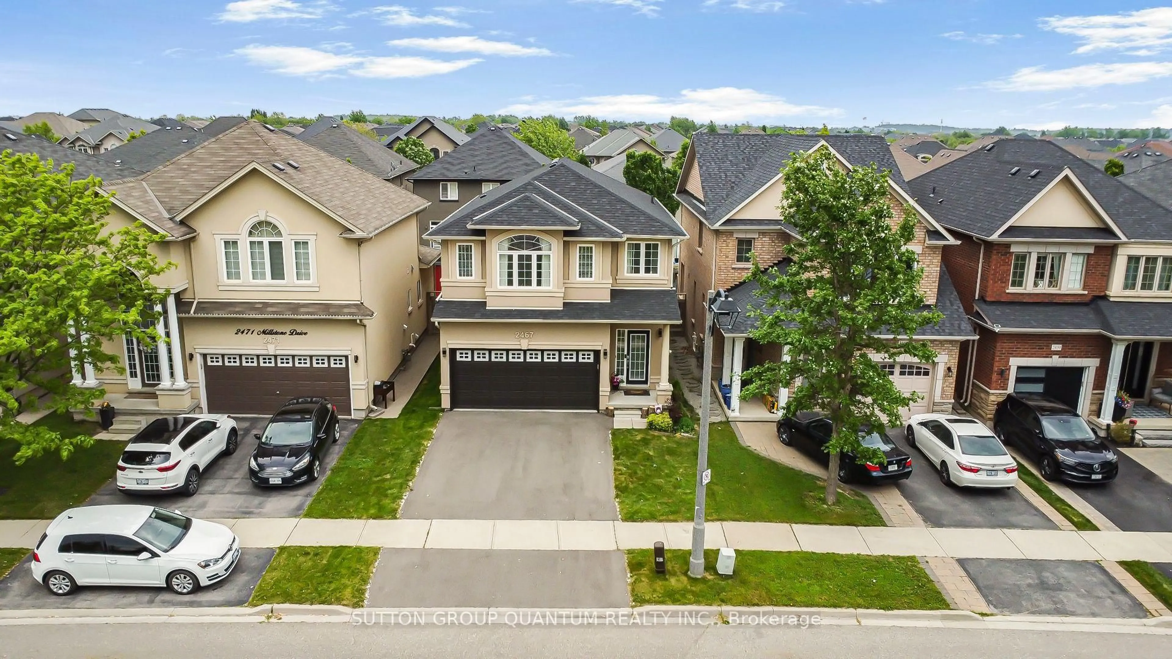 A pic from outside/outdoor area/front of a property/back of a property/a pic from drone, street for 2467 Millstone Dr, Oakville Ontario L6M 0H6
