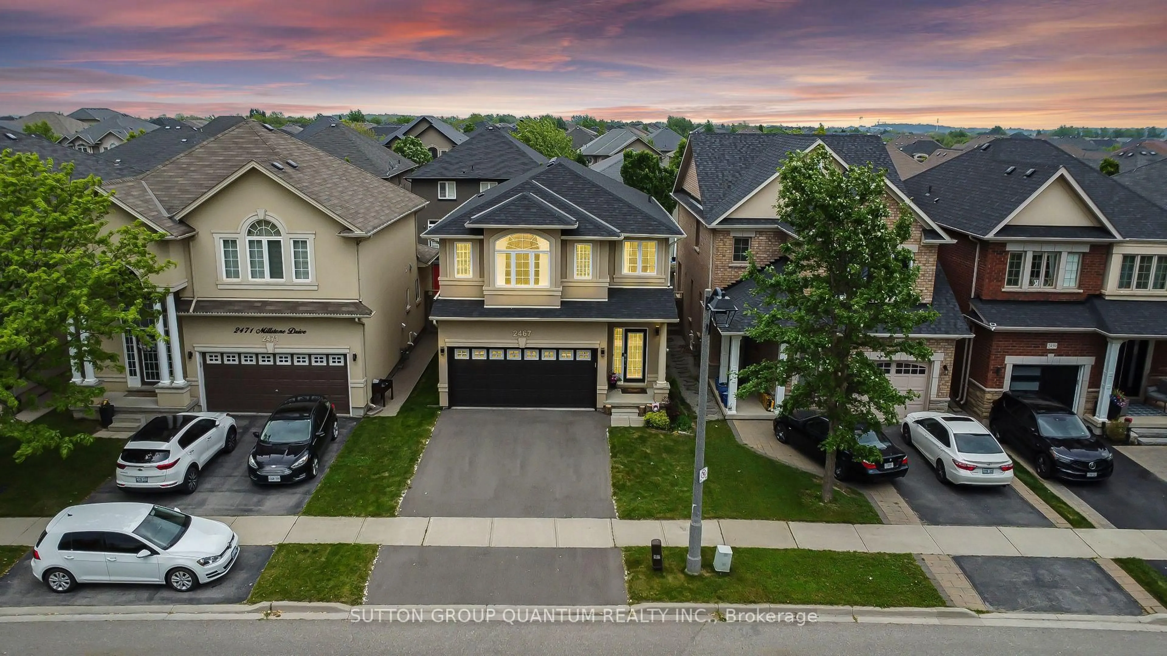 A pic from outside/outdoor area/front of a property/back of a property/a pic from drone, street for 2467 Millstone Dr, Oakville Ontario L6M 0H6