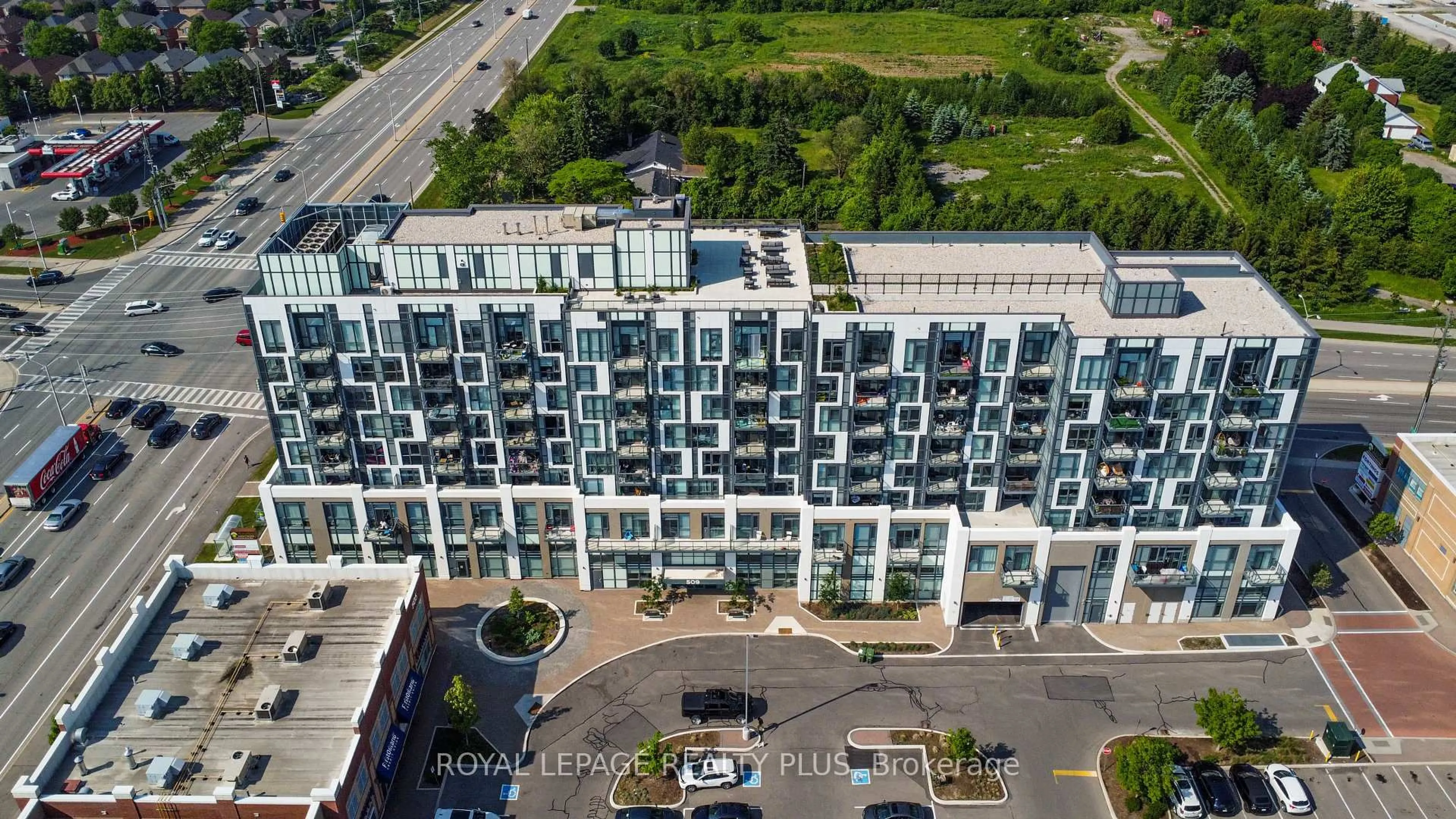 A pic from outside/outdoor area/front of a property/back of a property/a pic from drone, city buildings view from balcony for 509 Dundas St #701, Oakville Ontario L6M 1L9