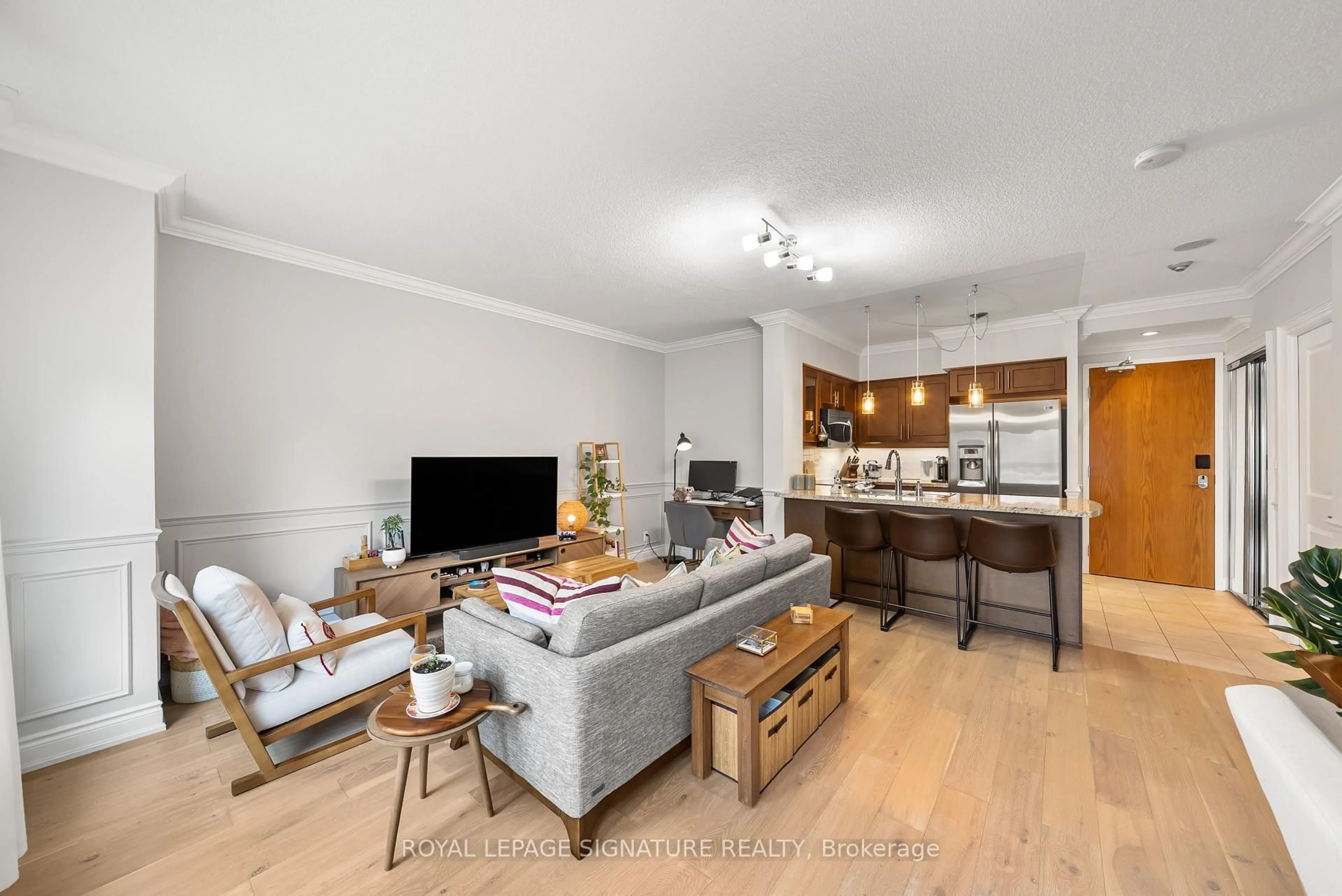 Living room with furniture, wood/laminate floor for 1900 Lakeshore Blvd #202, Toronto Ontario M6S 1A4