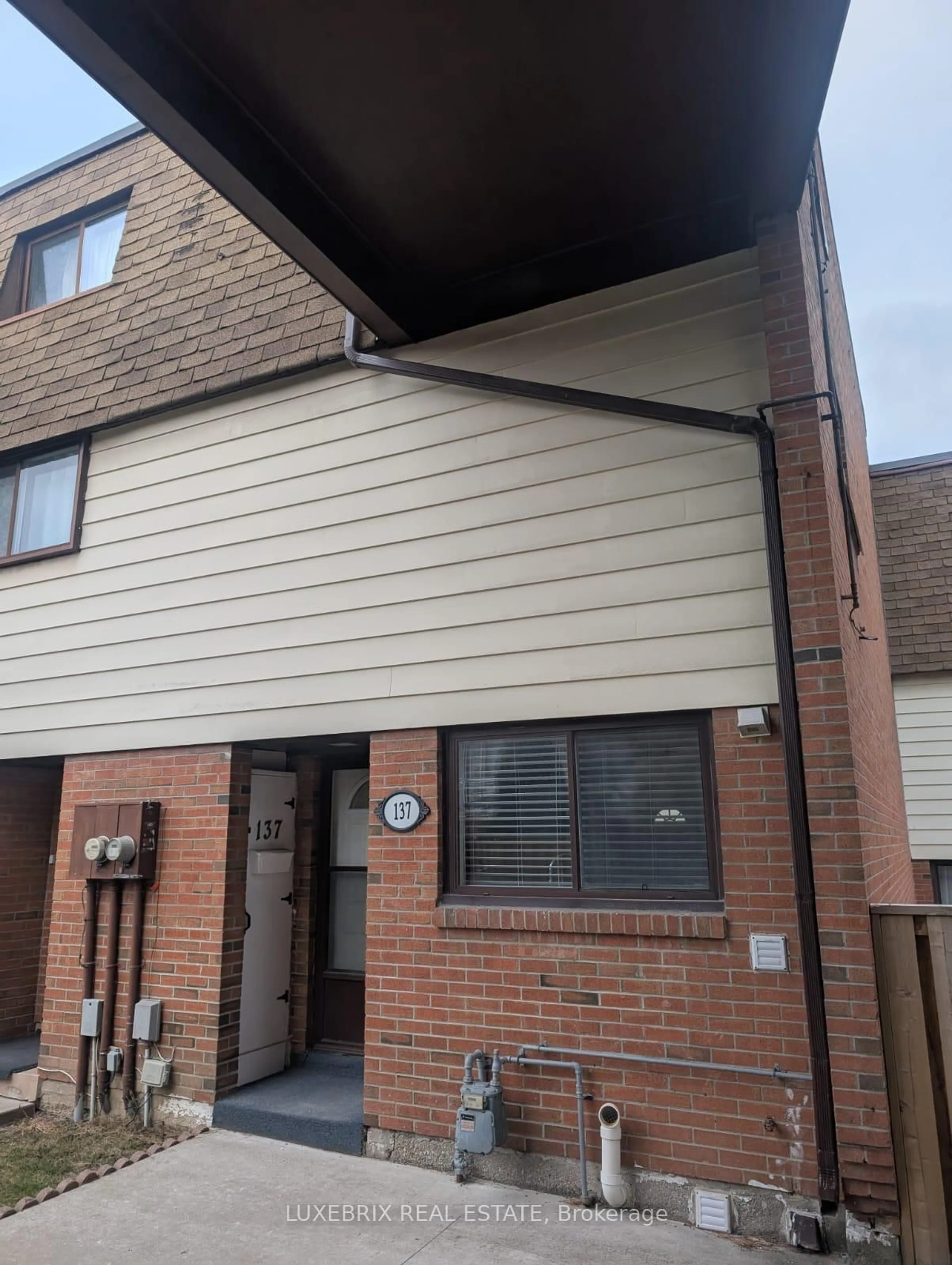 Home with vinyl exterior material, street for 180 Mississauga Blvd #137, Mississauga Ontario L5A 3M2