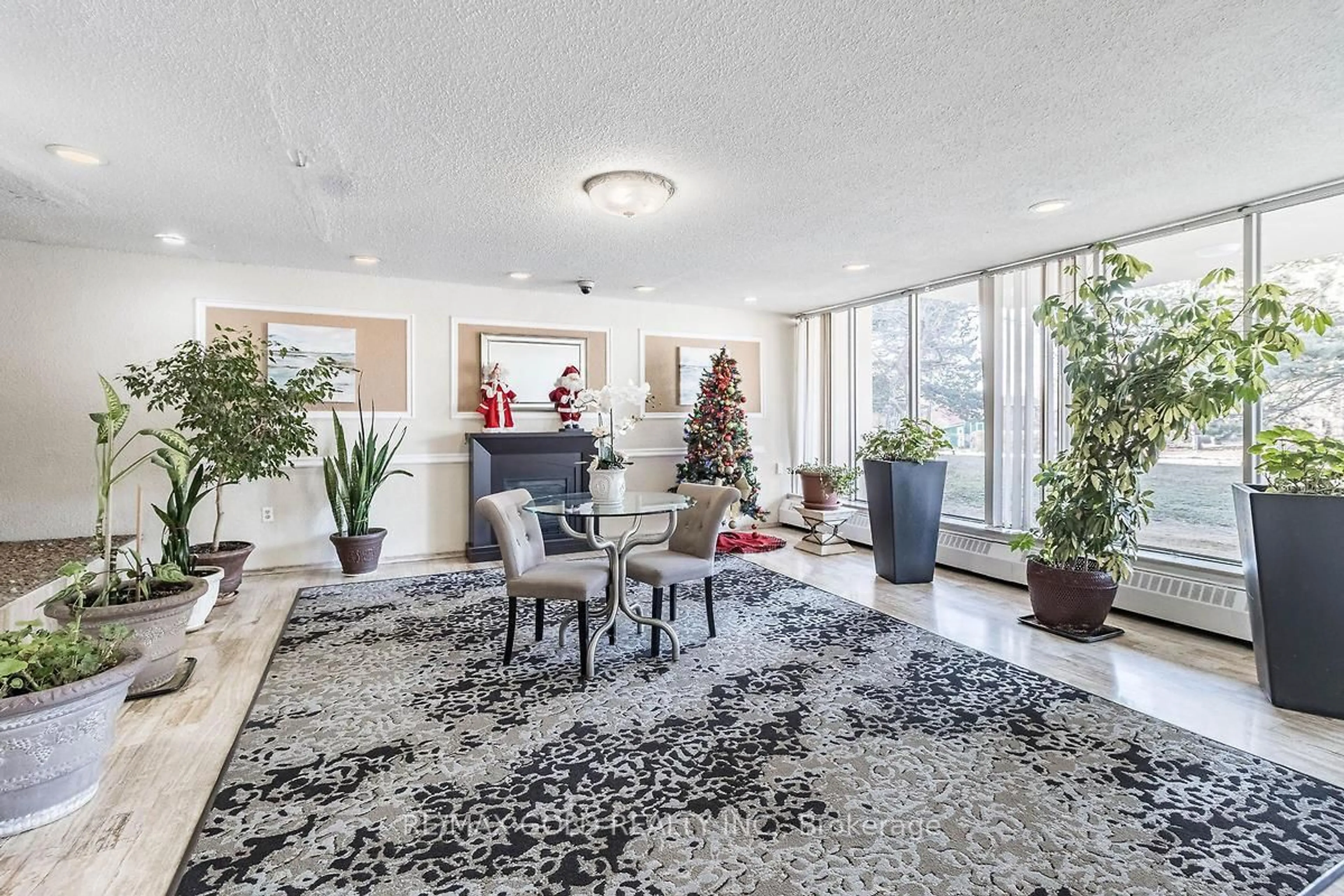 Indoor foyer for 335 Driftwood Ave #405, Toronto Ontario M3N 2P3