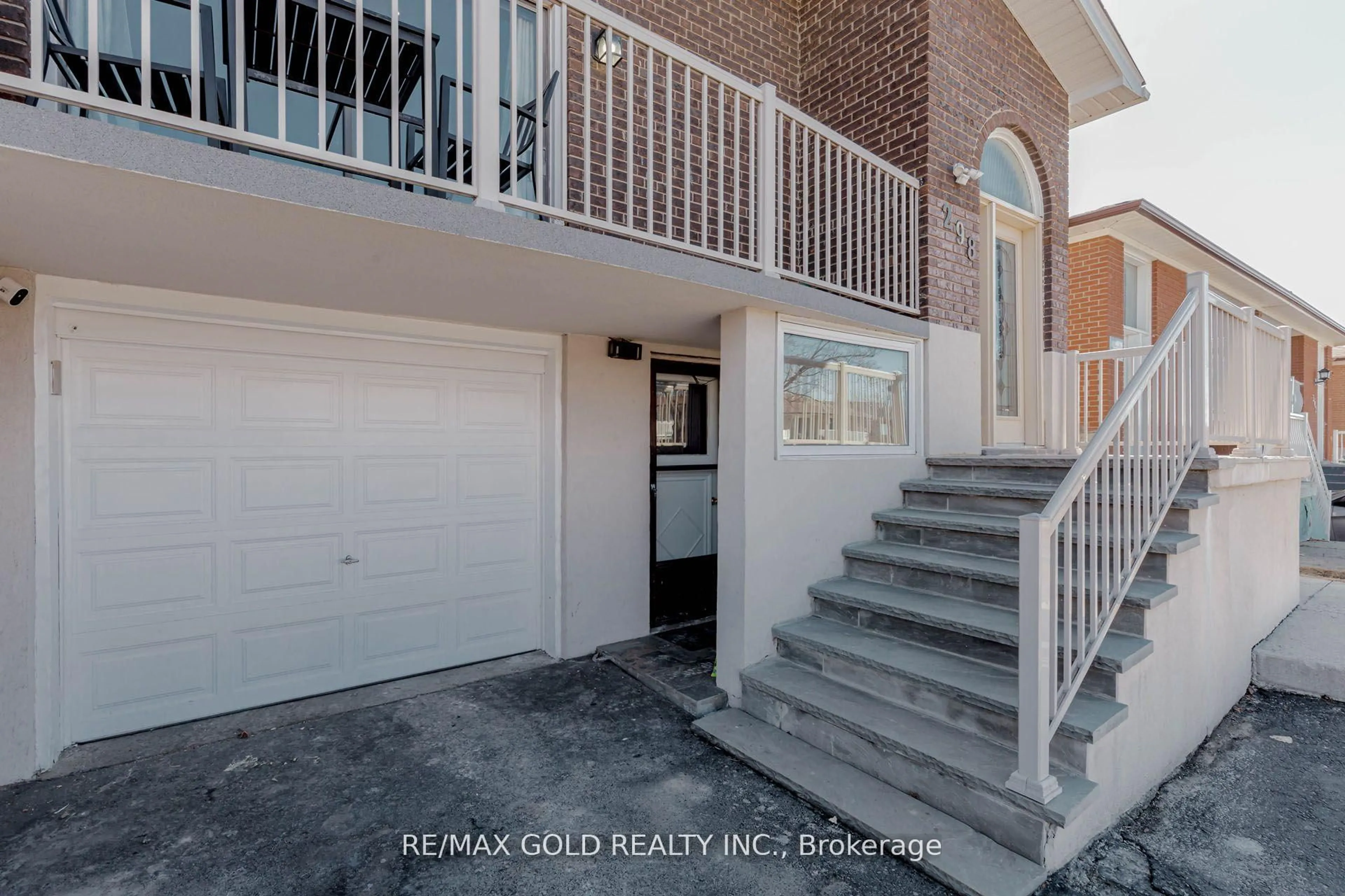 Indoor entryway for 298 Royal Salisbury Way, Brampton Ontario L6V 3G5