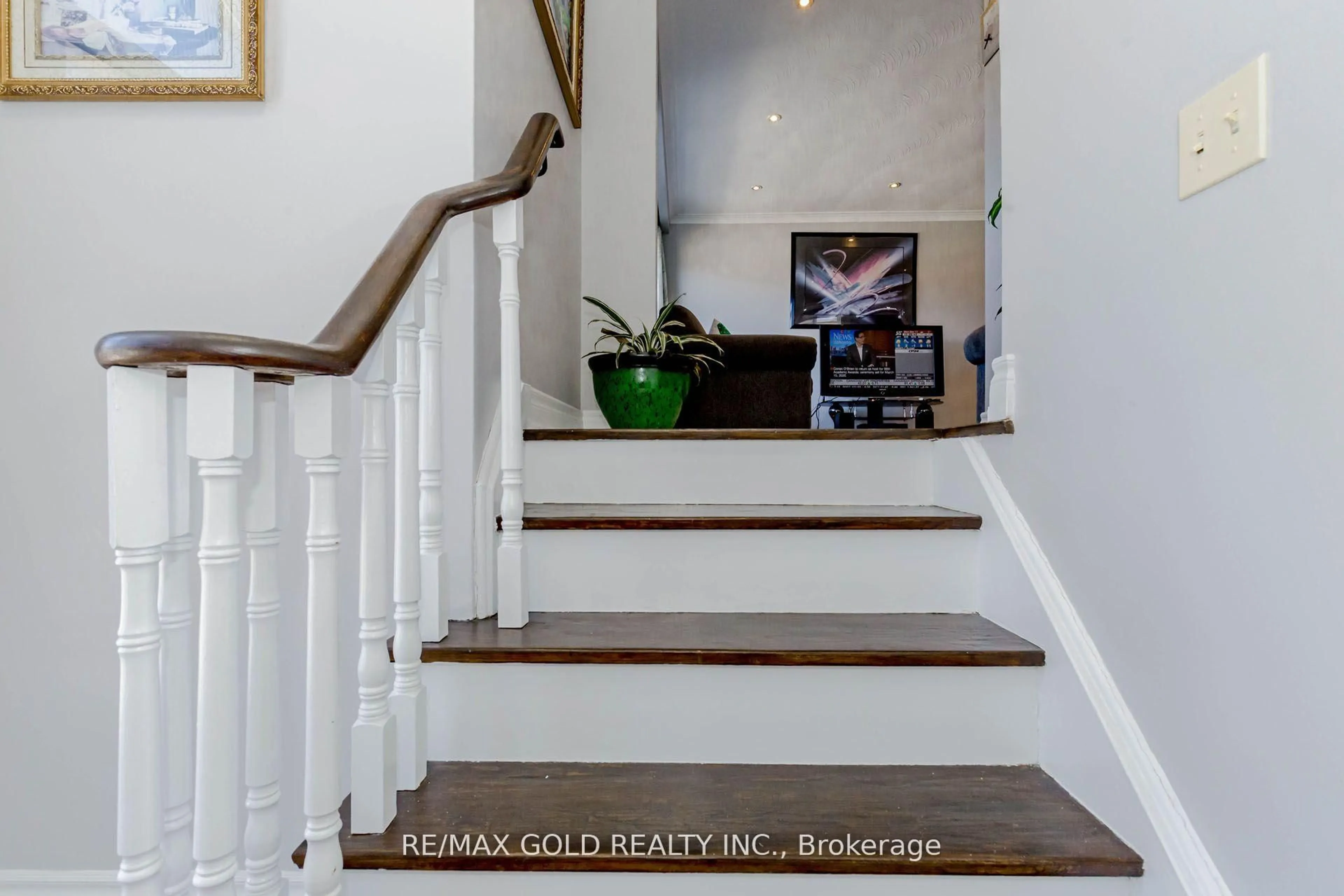 Stairs for 298 Royal Salisbury Way, Brampton Ontario L6V 3G5