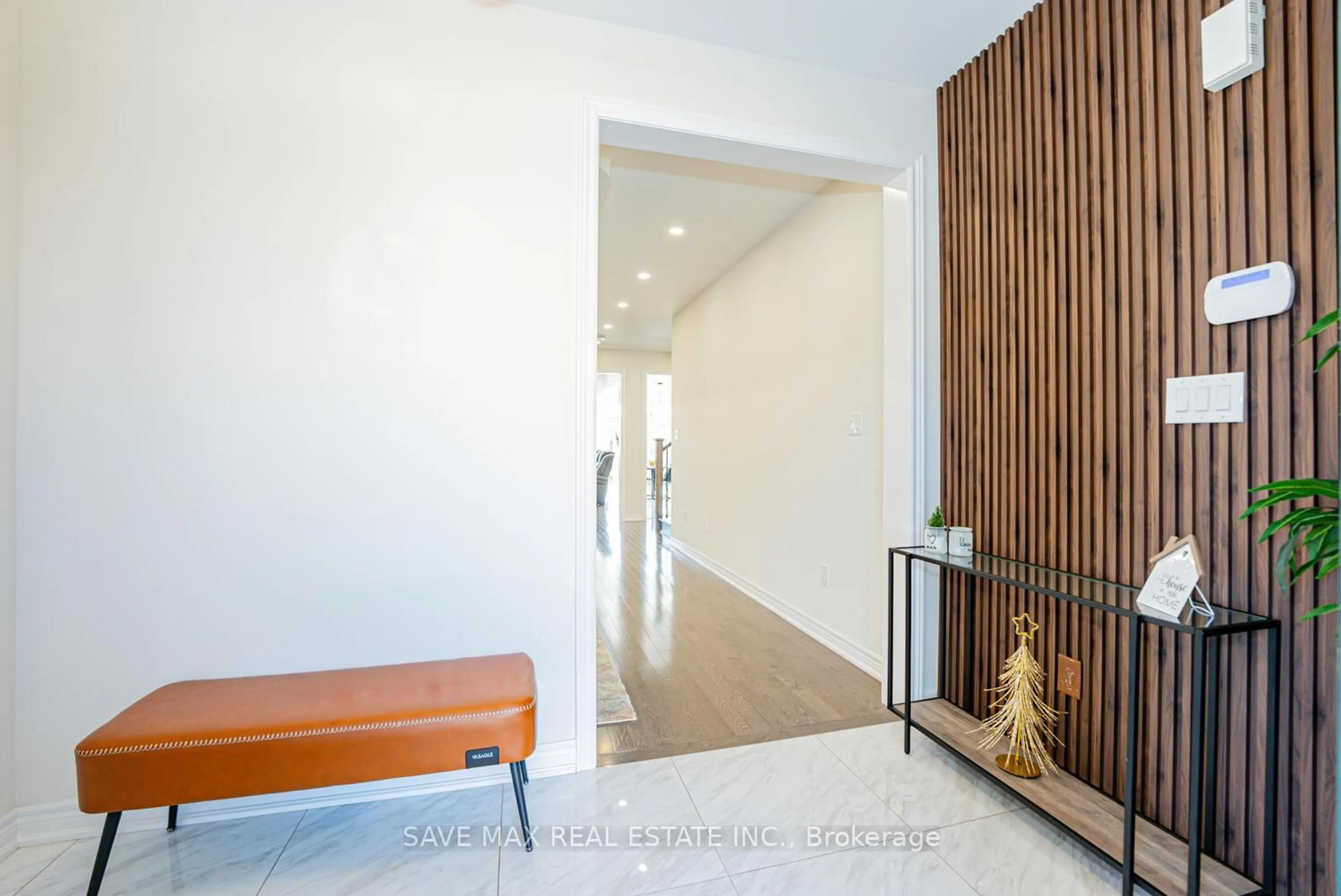 Indoor foyer for 22 Fruitvale Circ, Brampton Ontario L7A 5B8