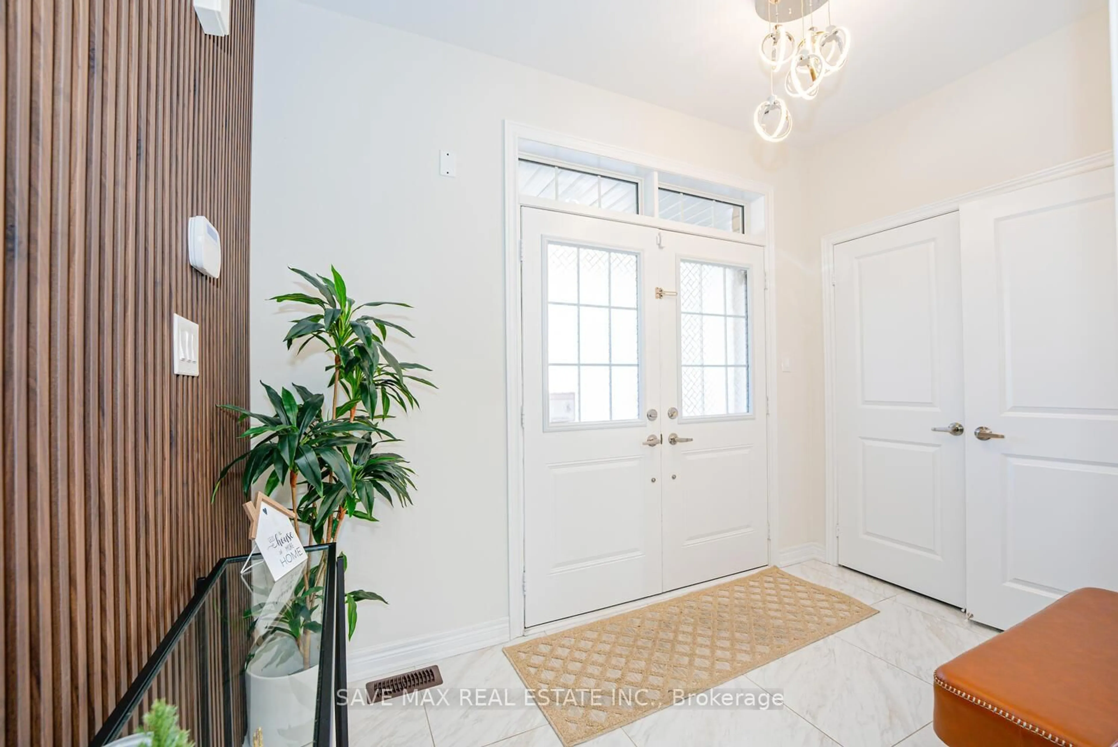 Indoor entryway for 22 Fruitvale Circ, Brampton Ontario L7A 5B8