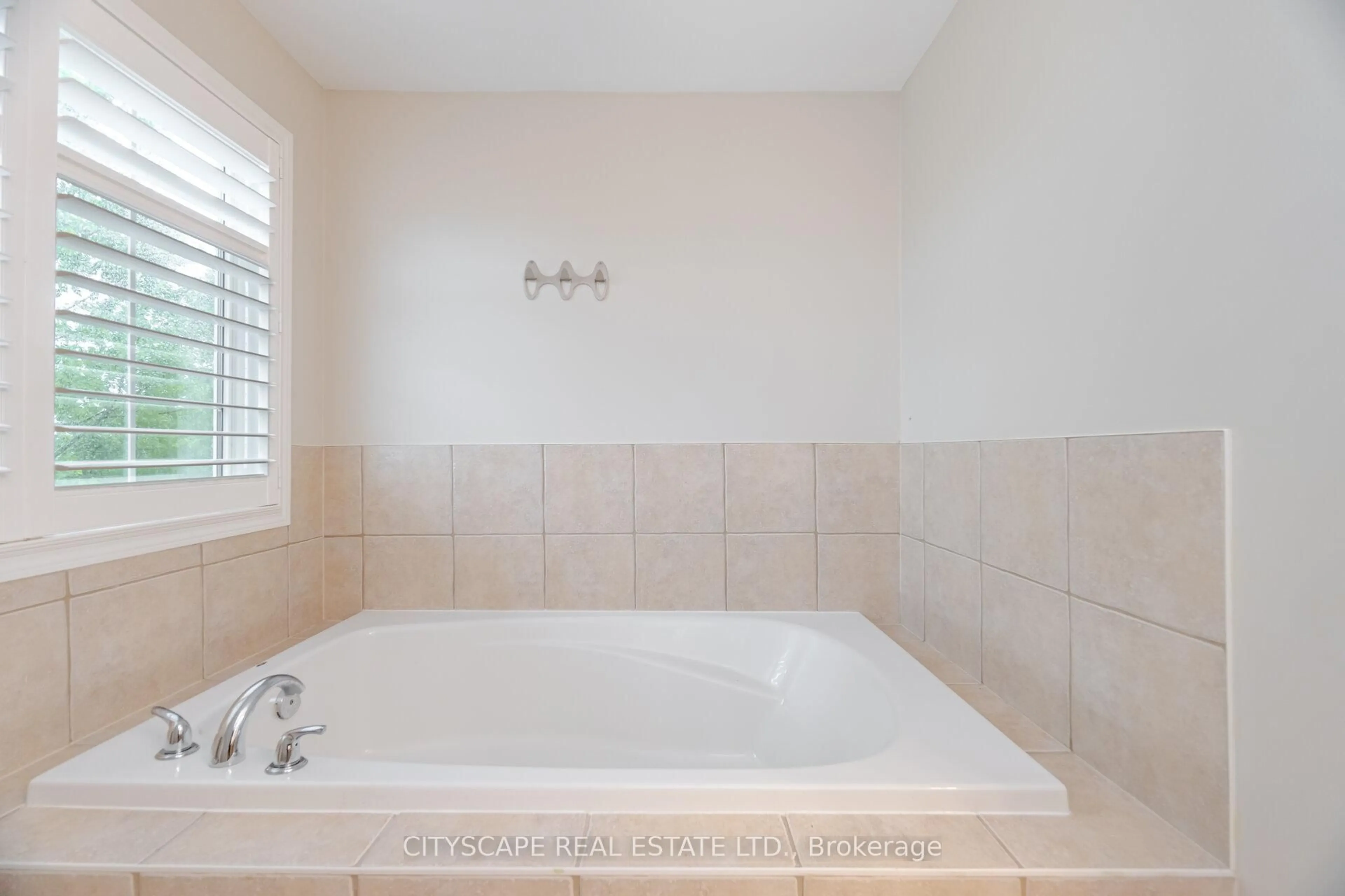 Standard bathroom, ceramic/tile floor for 170 Fennamore Terr, Milton Ontario L9T 0Y3