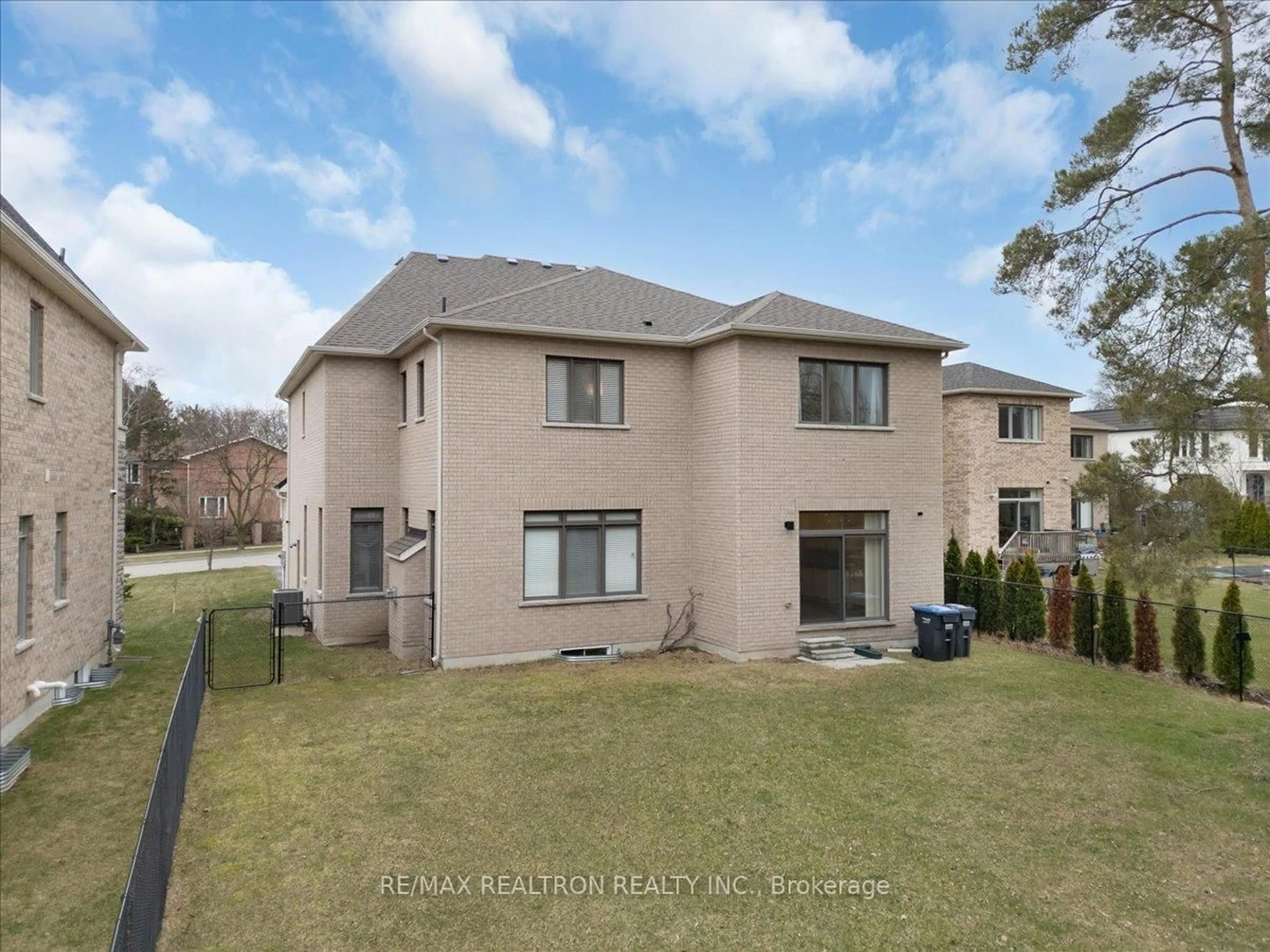 A pic from outside/outdoor area/front of a property/back of a property/a pic from drone, unknown for 2381 Old Carriage Rd, Mississauga Ontario L5C 1Y6
