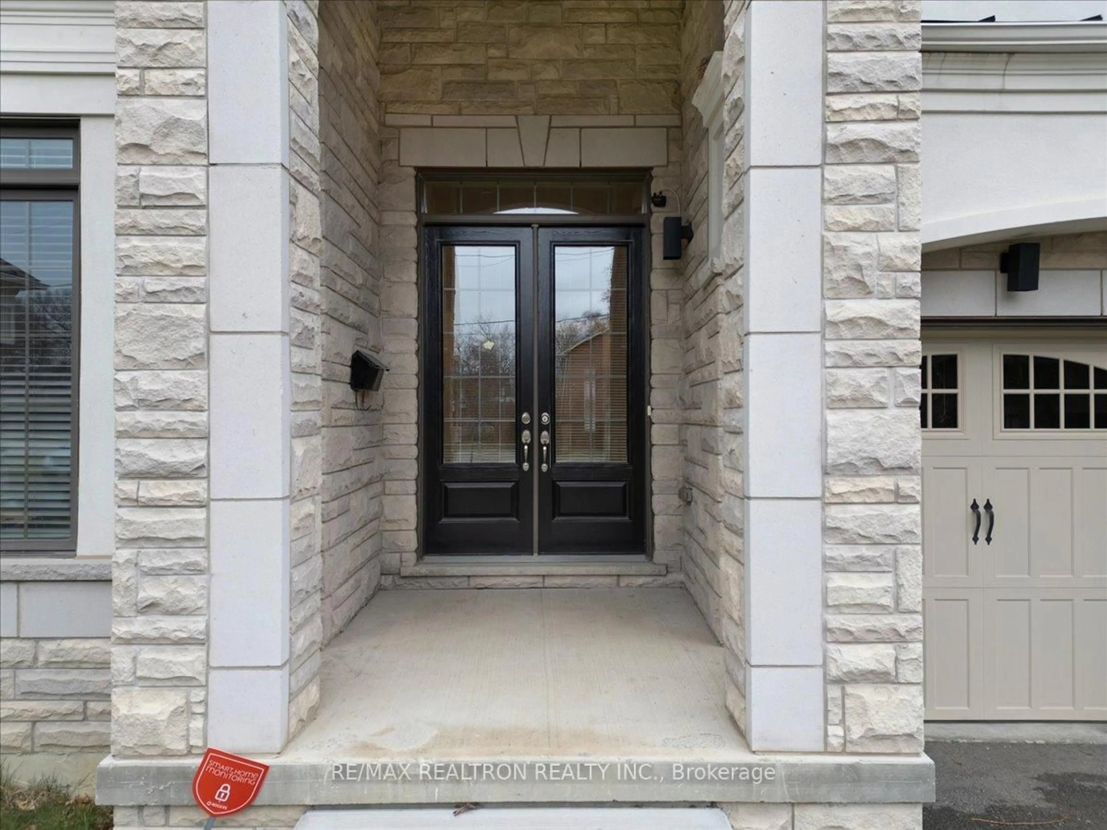 Indoor entryway for 2381 Old Carriage Rd, Mississauga Ontario L5C 1Y6