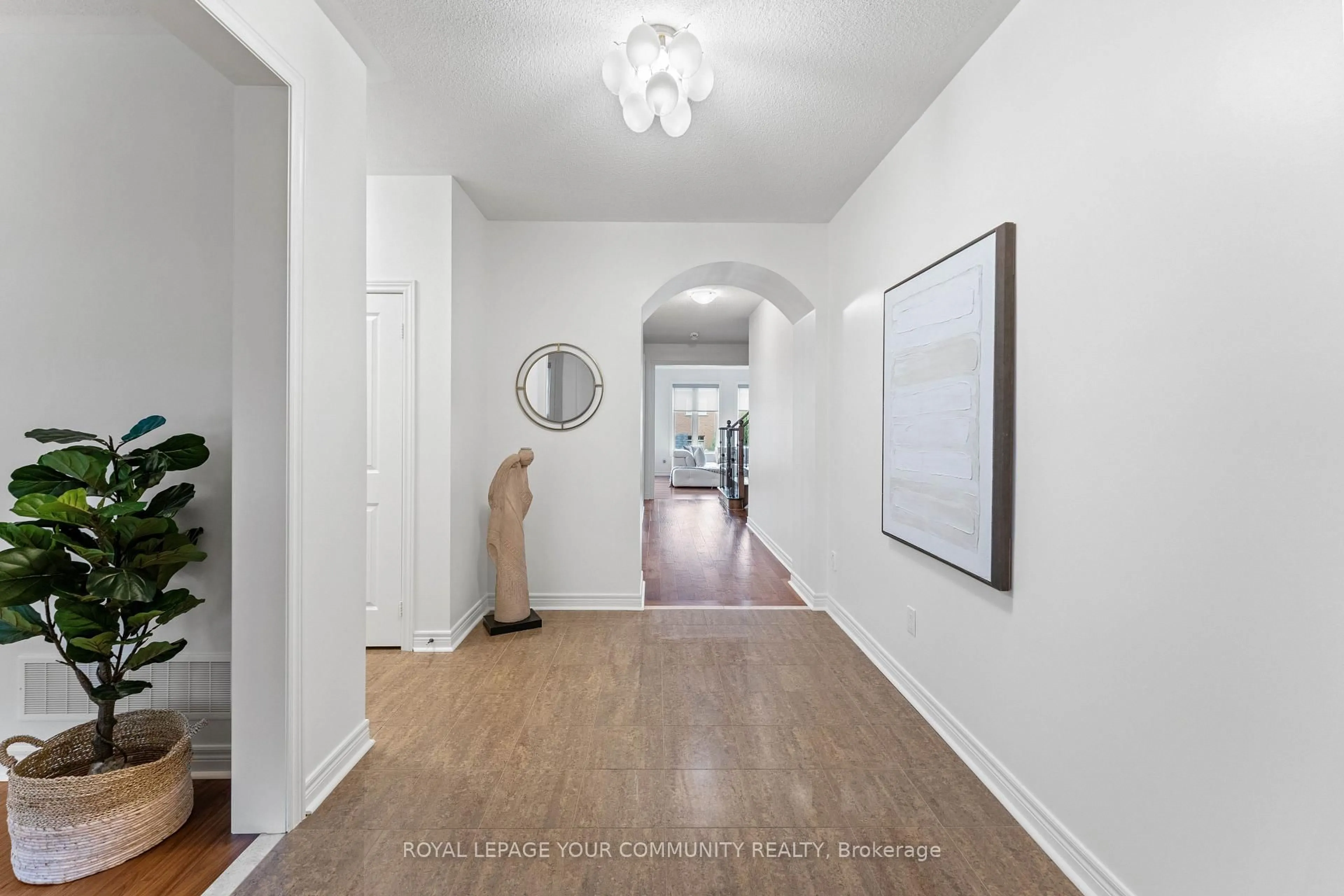 Indoor entryway for 29 Paisley Green Ave, Caledon Ontario L7C 3R8